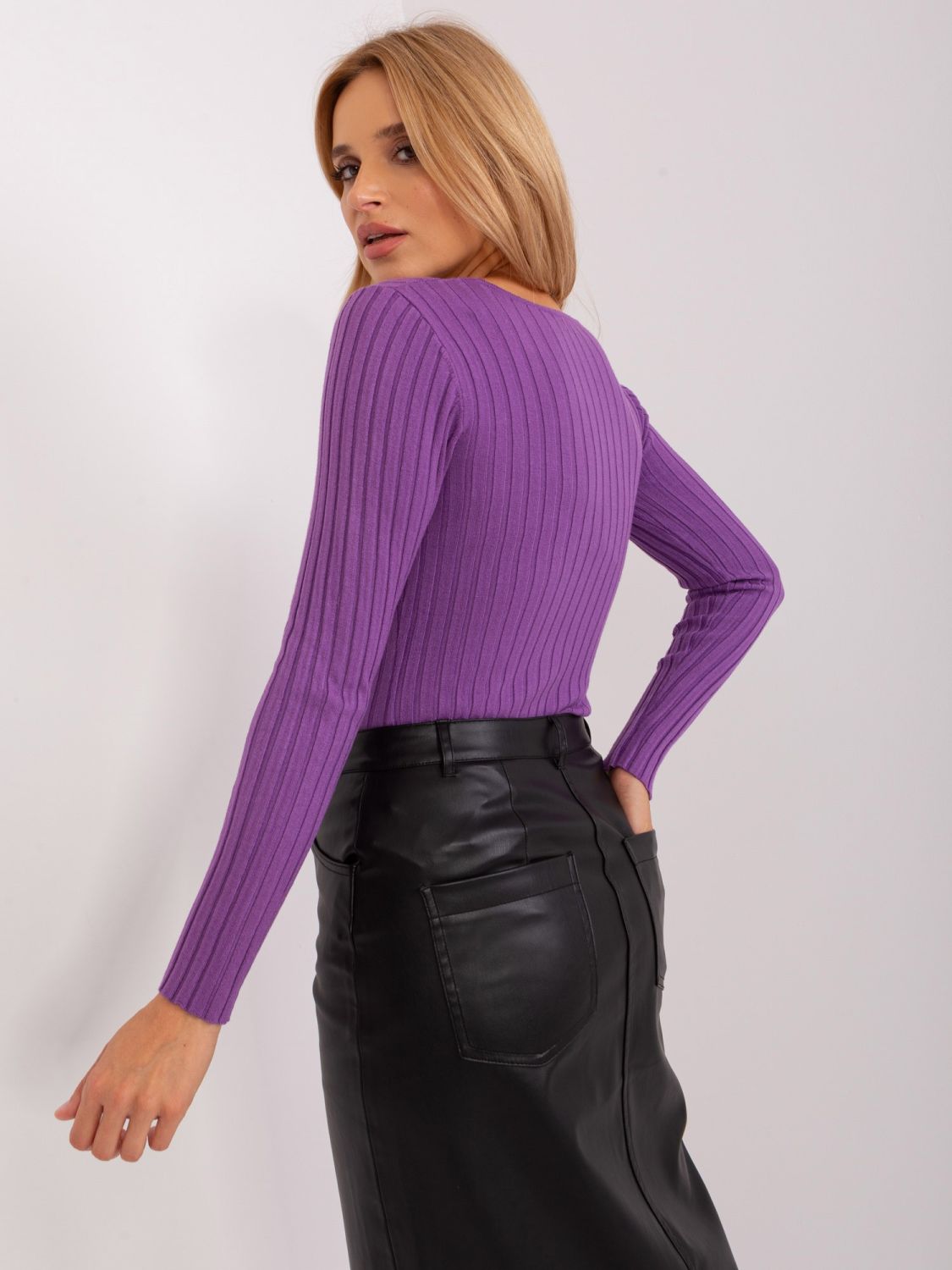Lila gestreifter klassischer Pullover