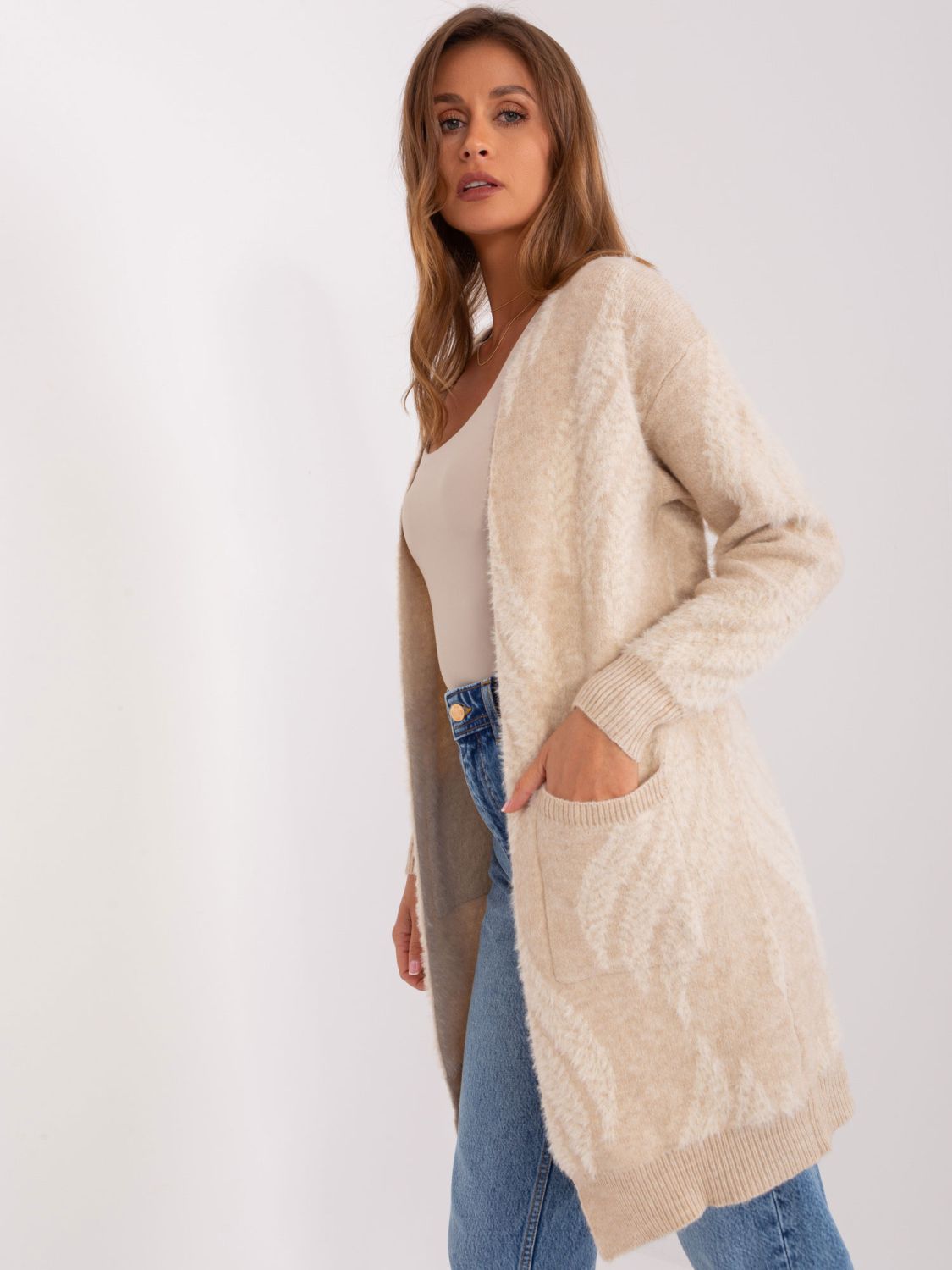 Helle beige weiche Strickjacke mit Taschen