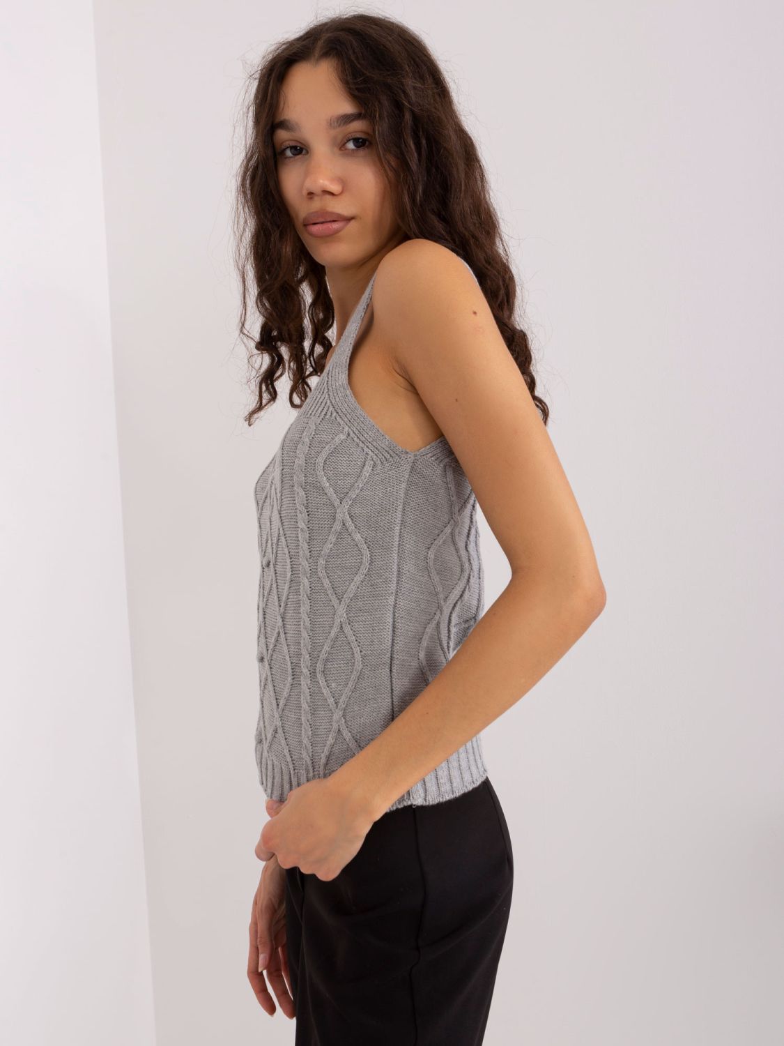 Grau gestricktes Set mit Wolle