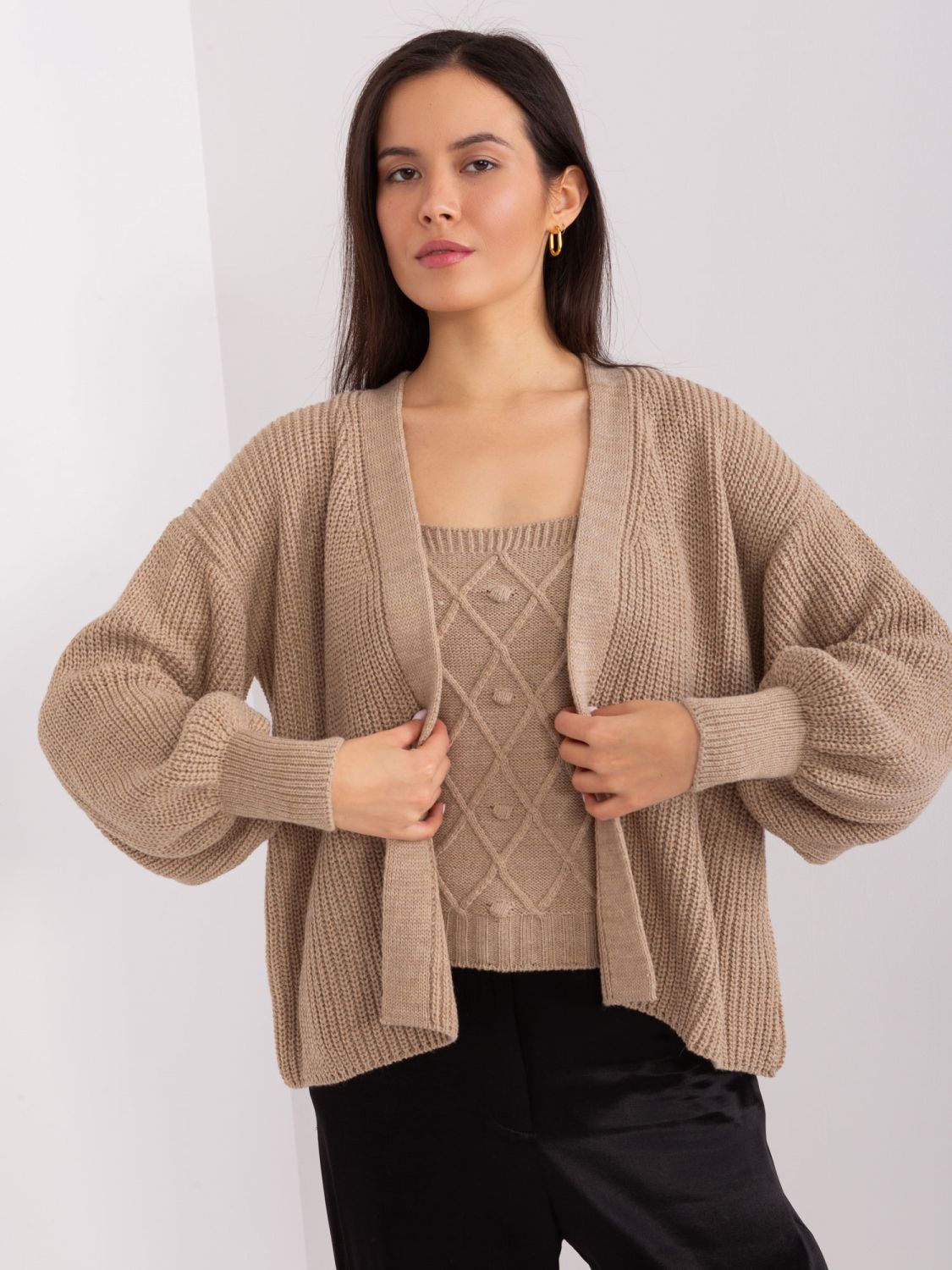 Beiger Komplett mit kurzem Cardigan