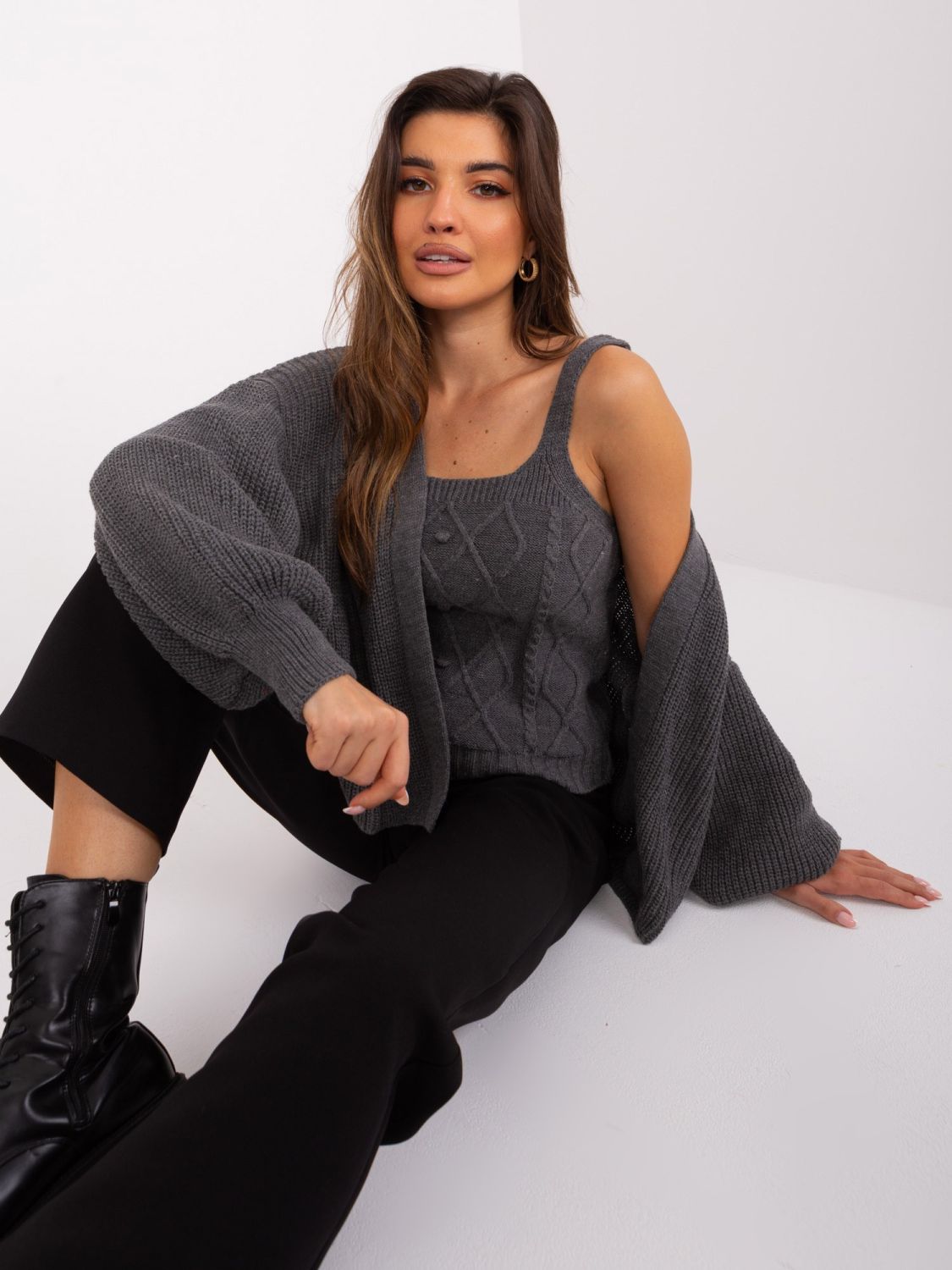 Dunkelgrau Set mit kurzem Cardigan