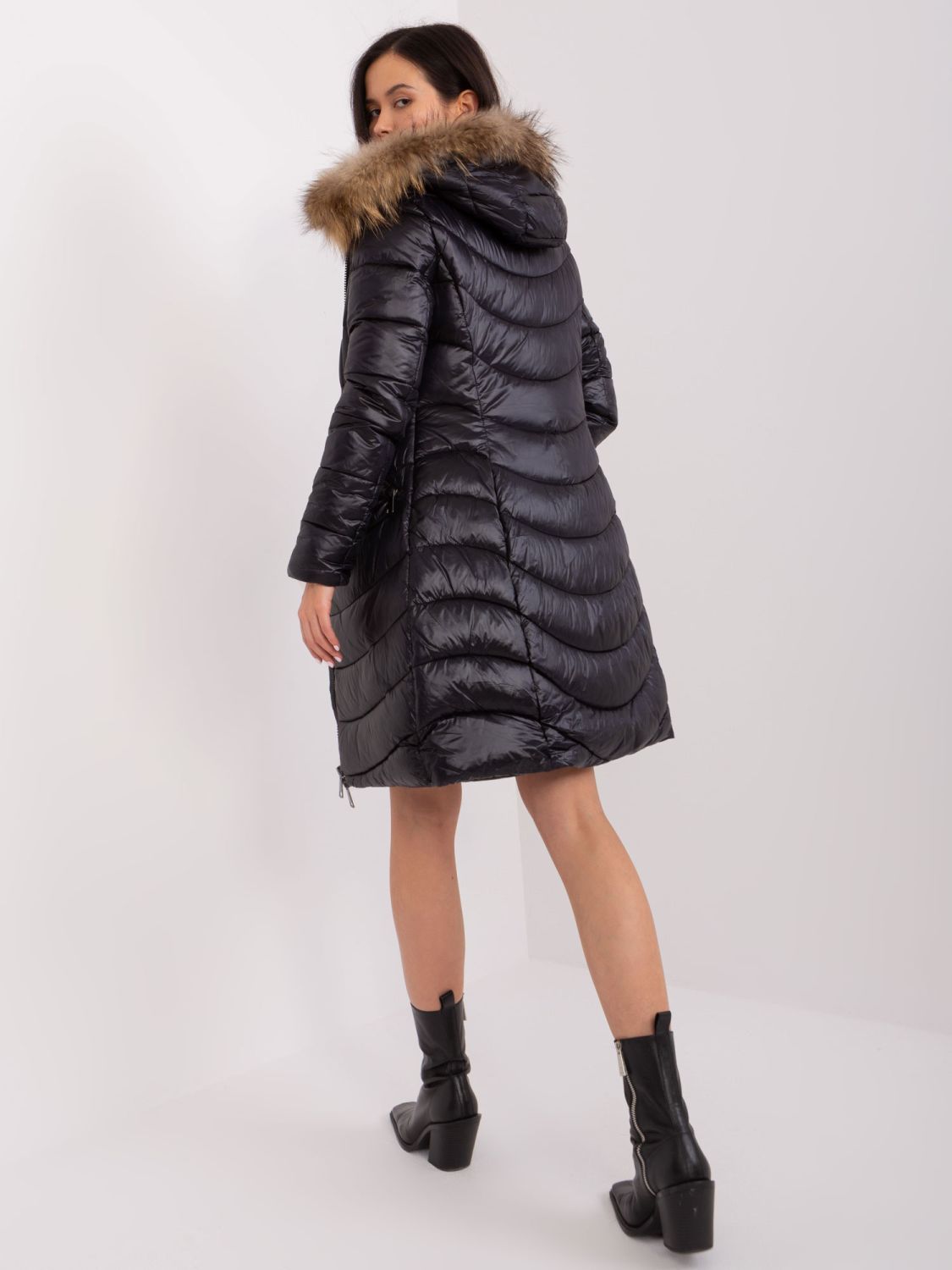 Schwarze Wintersteppjacke mit Fell