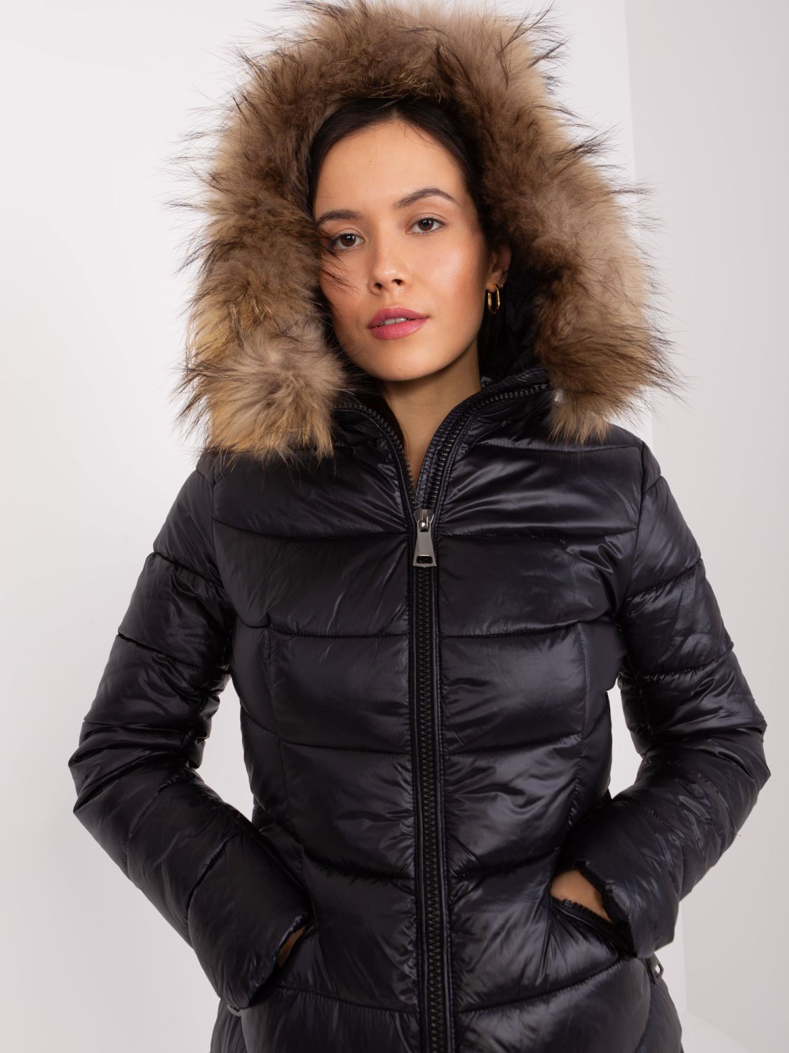 Schwarze Wintersteppjacke mit Fell