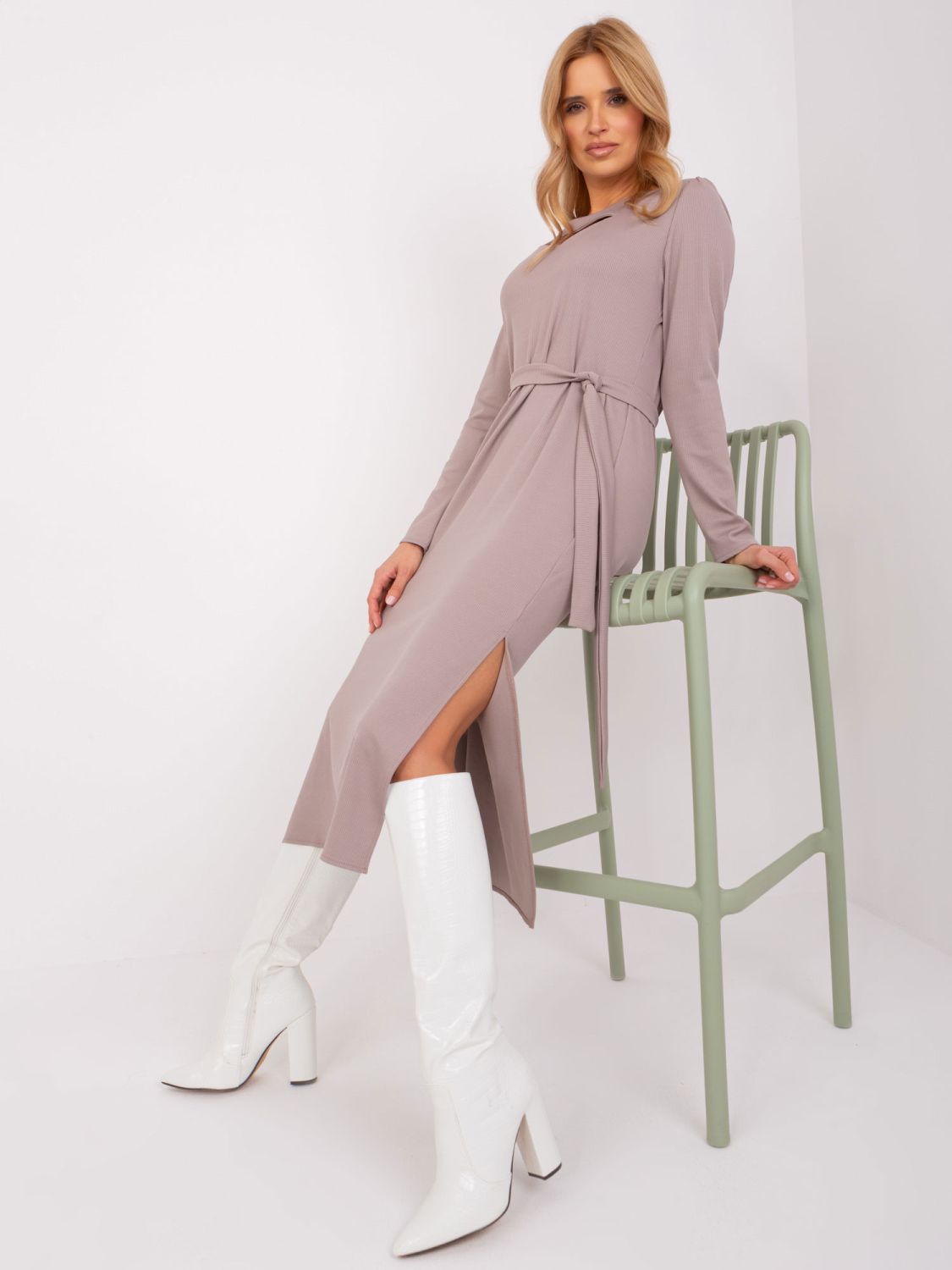 Beige Cocktailkleid mit Schlitzen