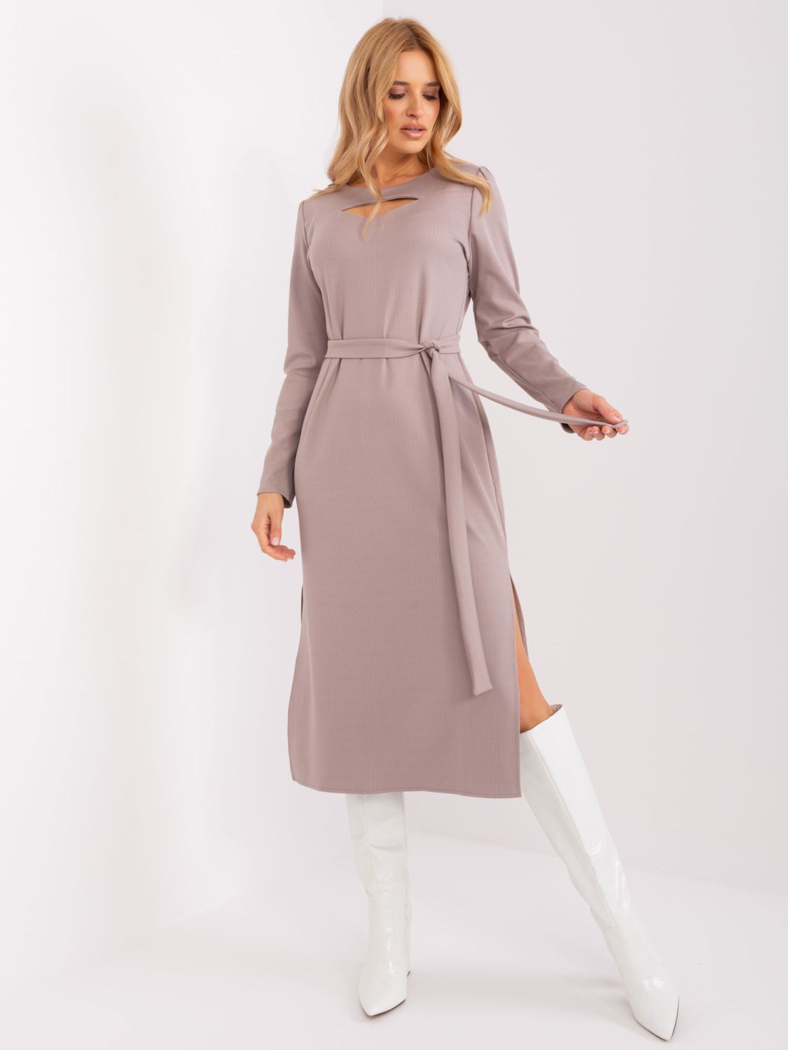 Beige Cocktailkleid mit Schlitzen