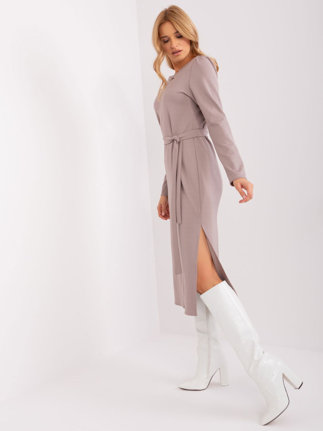 Beige Cocktailkleid mit Schlitzen