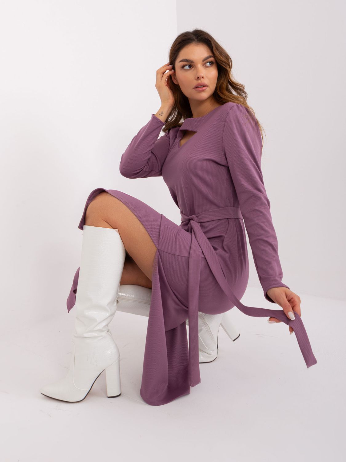 Lila Midi-Kleid mit Ausschnitt
