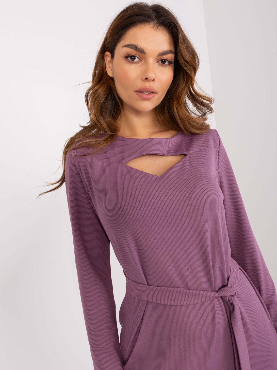 Lila Midi-Kleid mit Ausschnitt