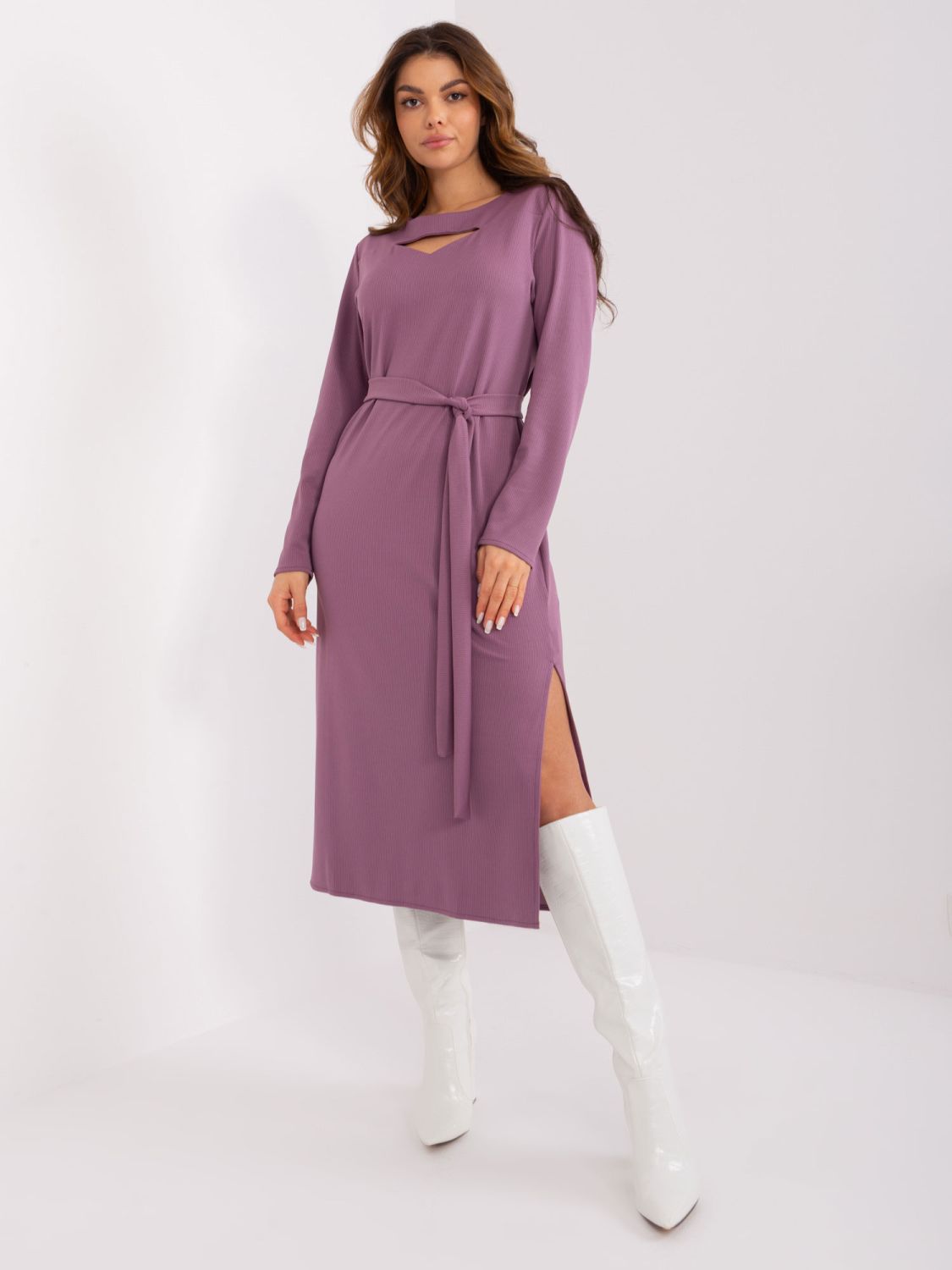 Lila Midi-Kleid mit Ausschnitt