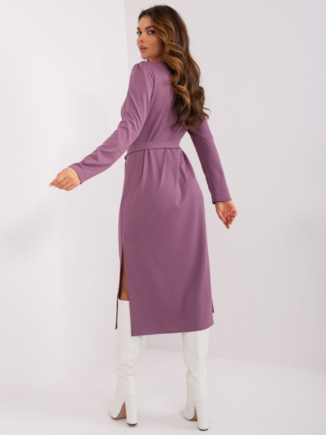 Lila Midi-Kleid mit Ausschnitt