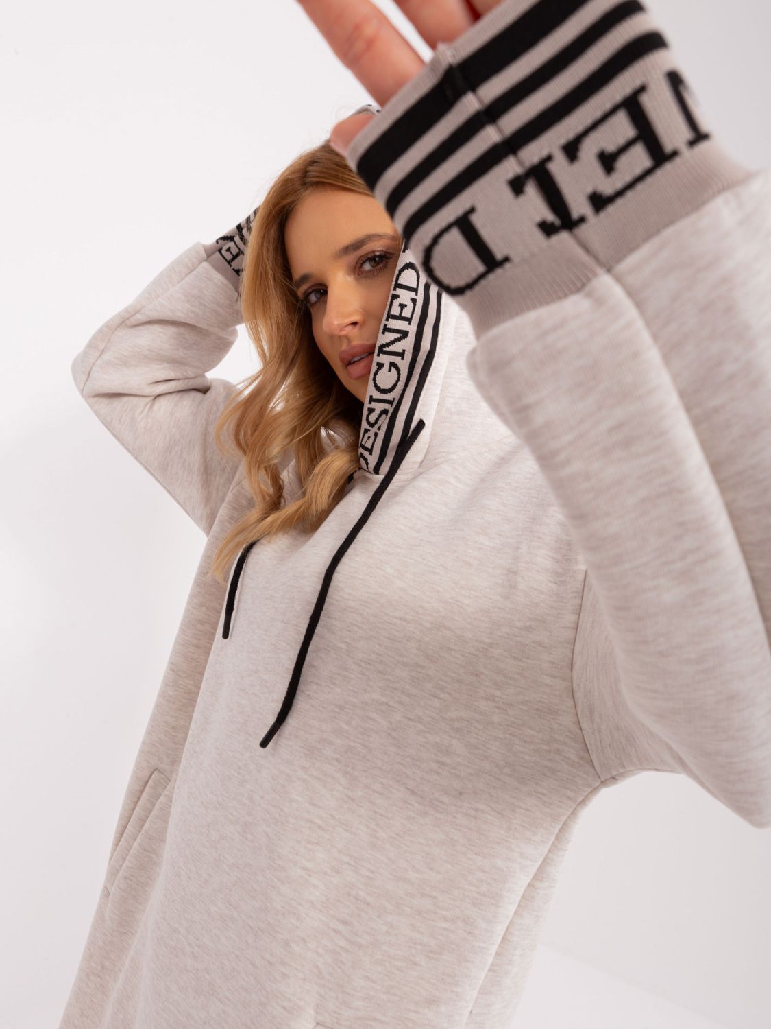 Helle beige melierte Sweatkleid mit Kapuze