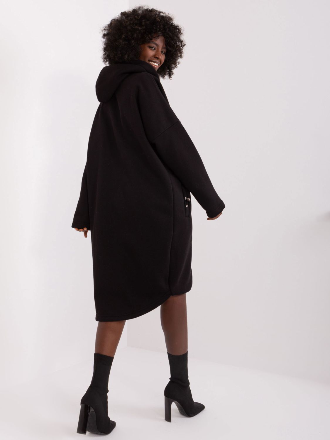 Stylischer schwarzer Hoodie mit Kapuze