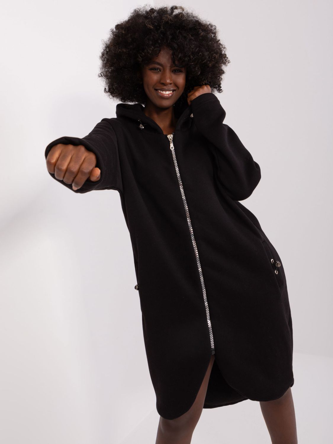 Stylischer schwarzer Hoodie mit Kapuze