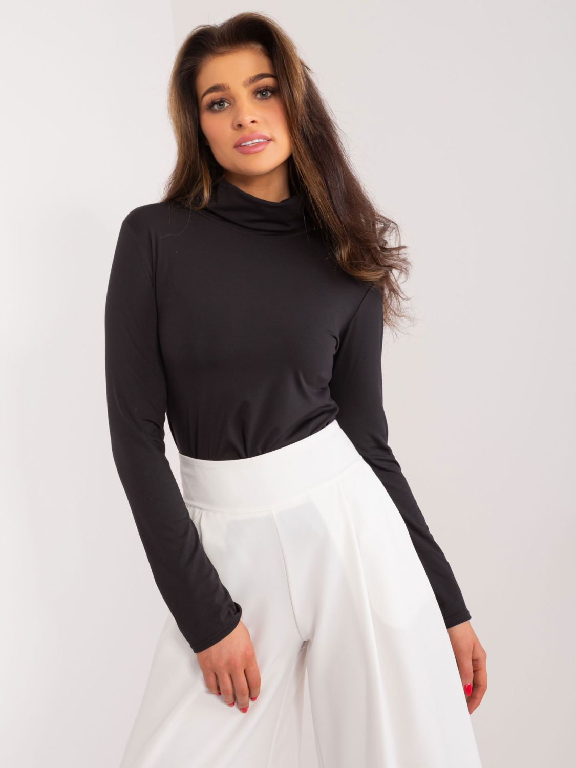 Elegante schwarze Bluse mit Rollkragen