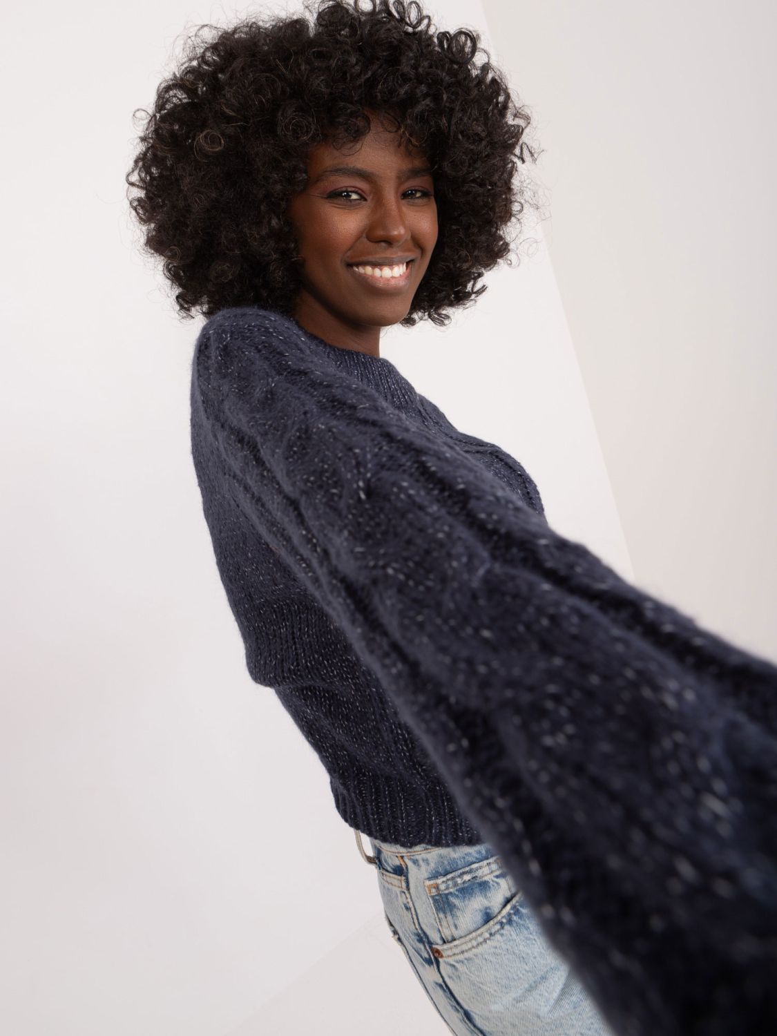 Stylischer grauer Pullover mit langen Ärmeln