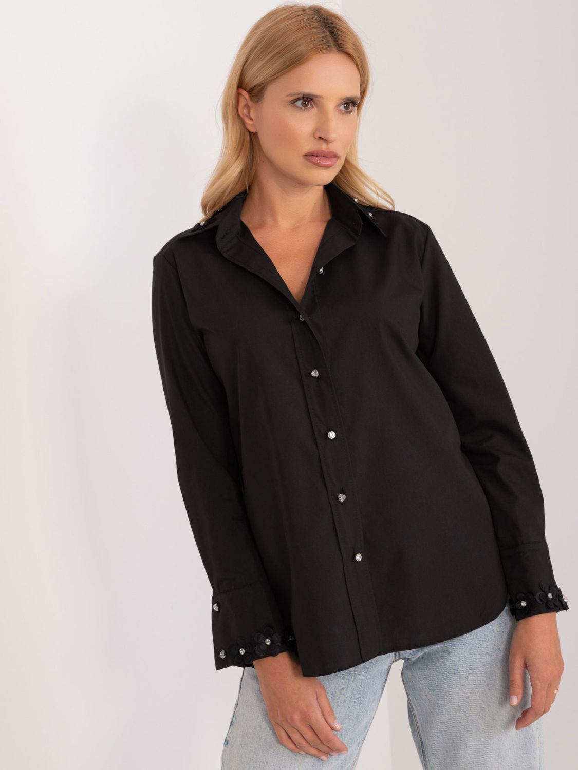 Elegantes schwarzes Hemd mit langen Ärmeln