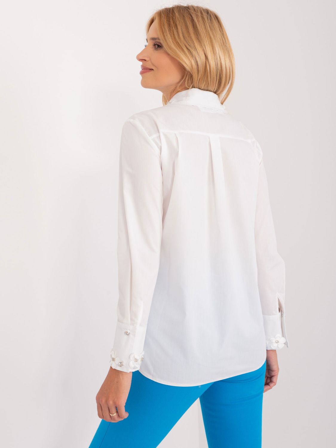Klassische weiße Bluse mit Zirkonia