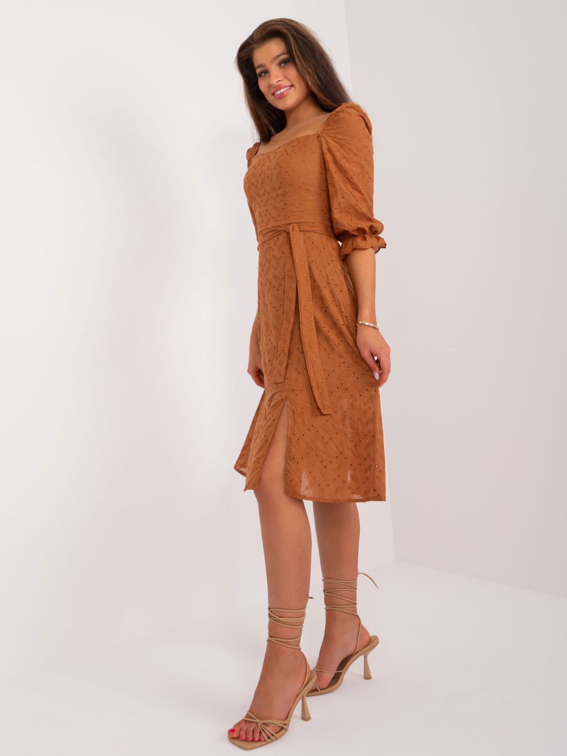 Beige ausgestellte Kleid mit Stickerei