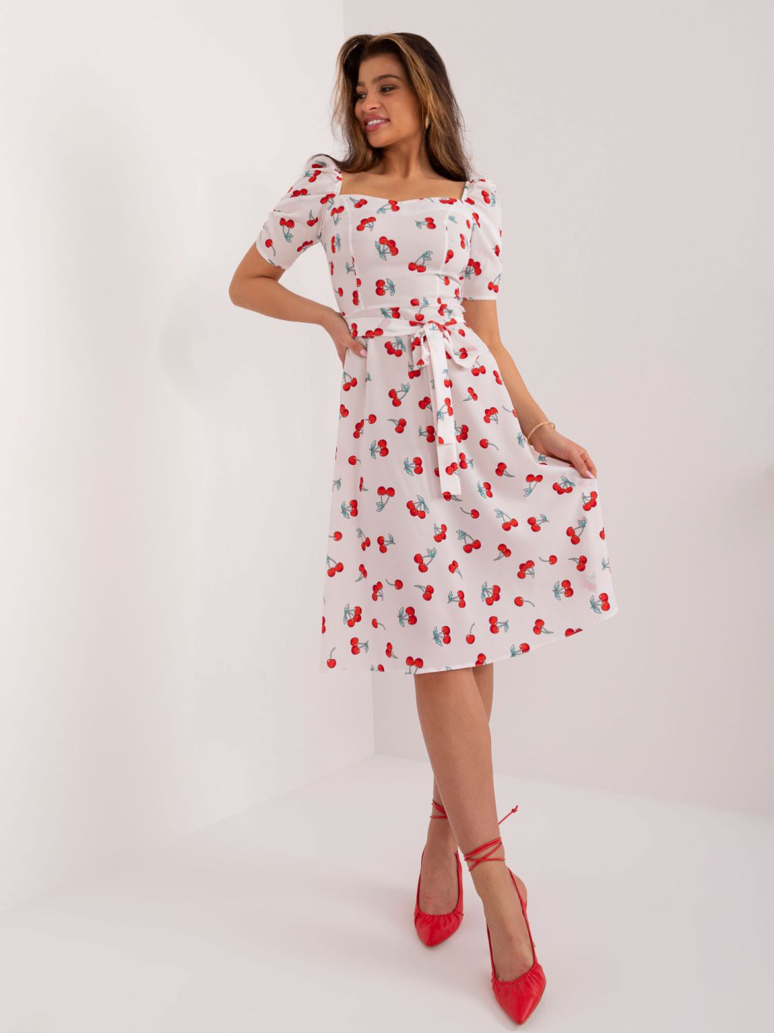 Weiße ausgestellte Kleid mit Gürtel