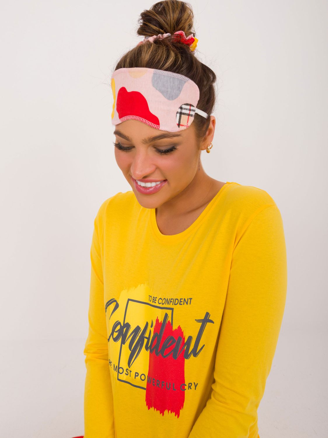 Gelbes Pyjama mit langen Ärmeln