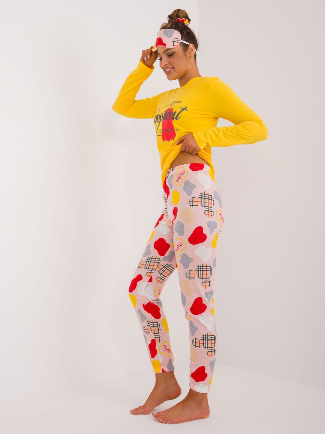 Gelbes Pyjama mit langen Ärmeln