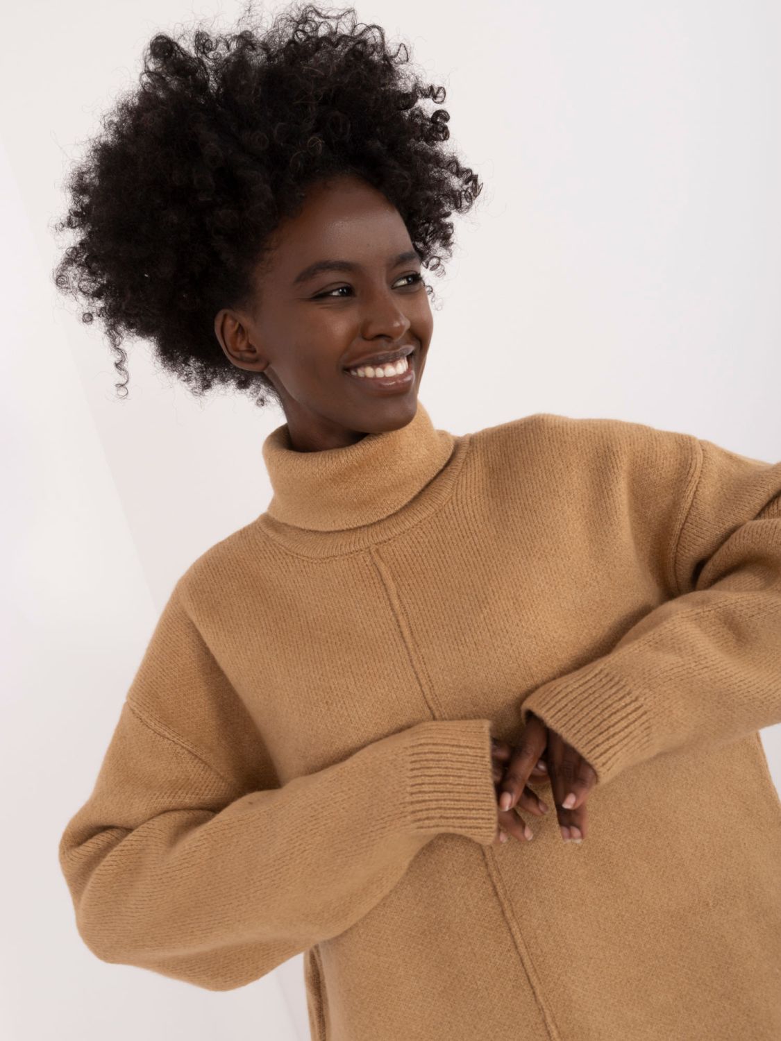 Stilvolles braunes Mini-Kleid mit langen Ärmeln