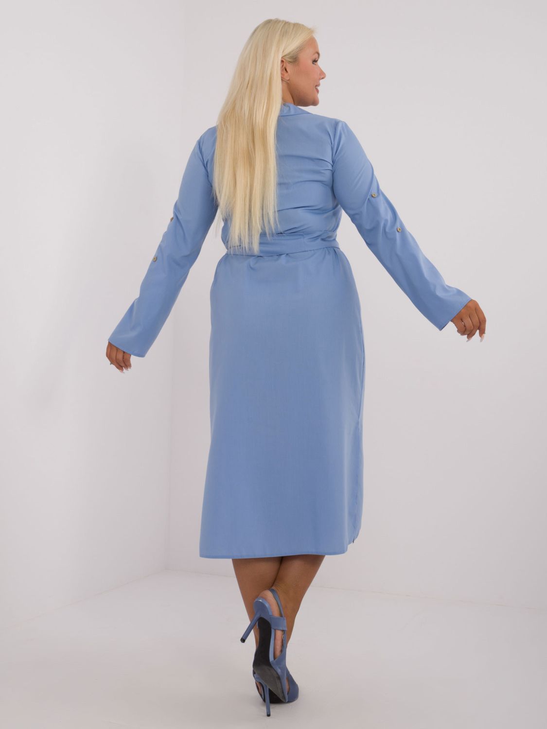 Elegantes blaues Kleid mit langen Ärmeln