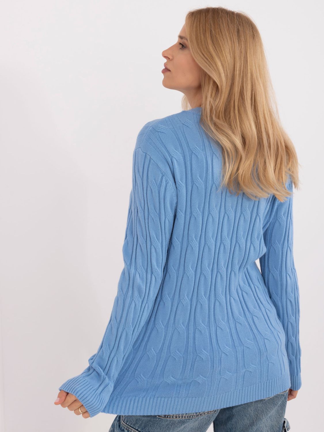 Blauer Pullover mit langen Ärmeln