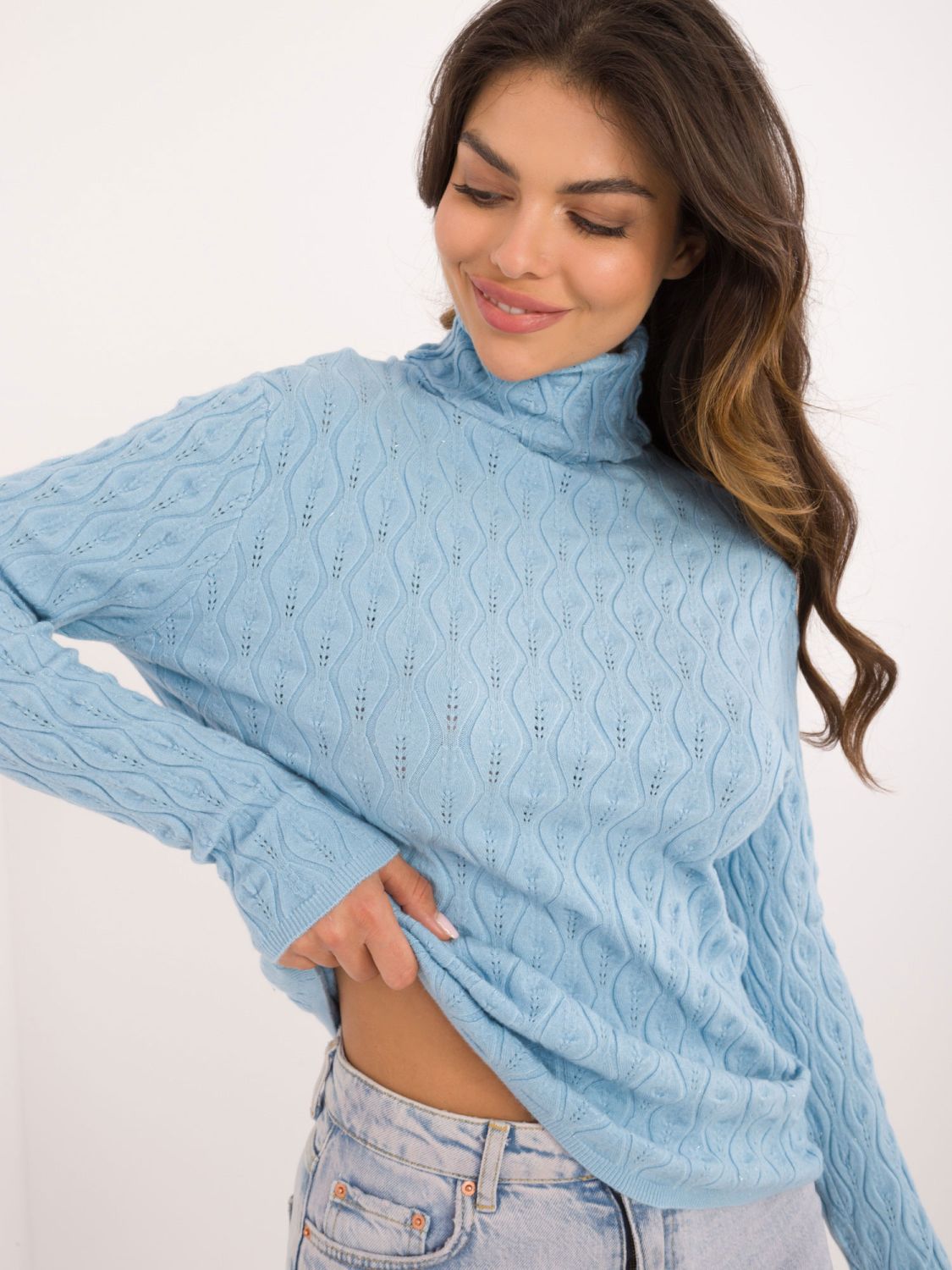 Heller blauer Pullover mit Rollkragen