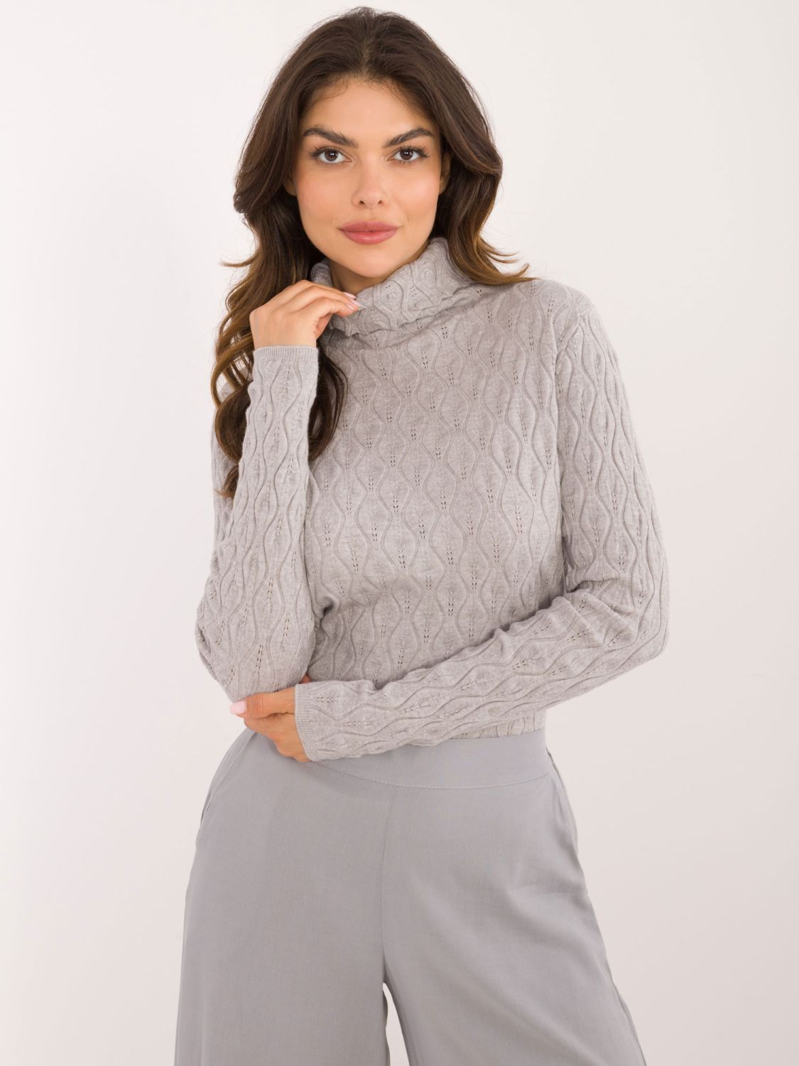 Grauer Pullover mit Rollkragen