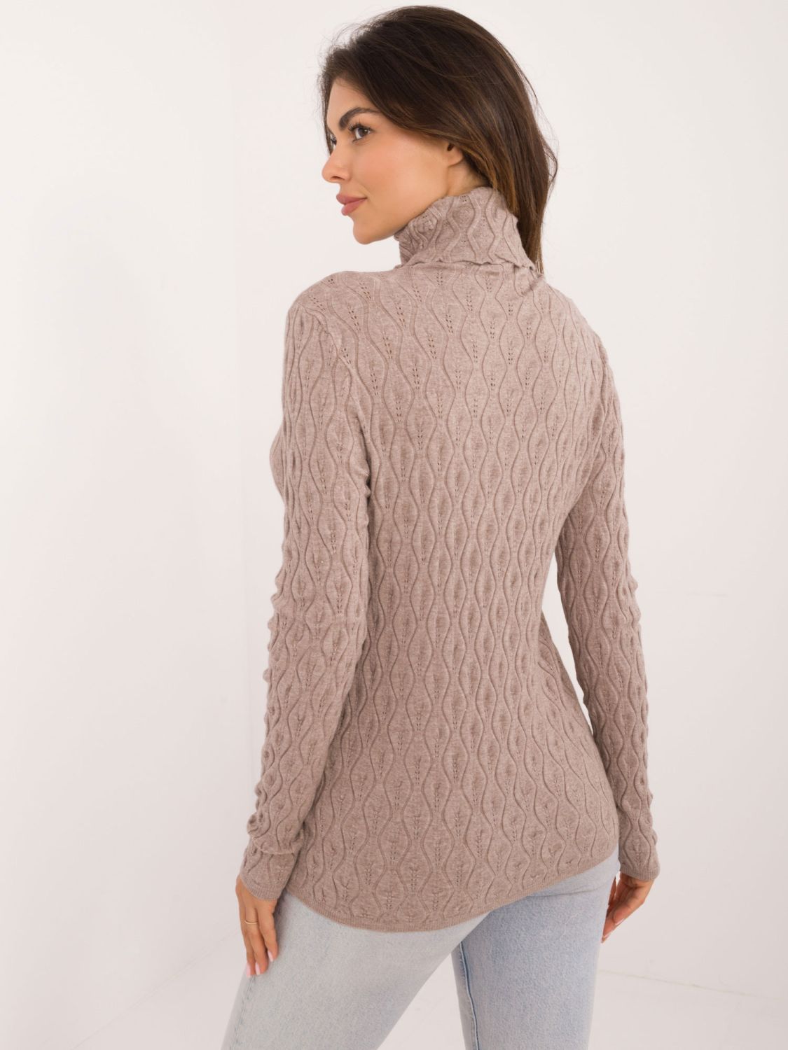 Eleganter beiger Pullover mit Rollkragen