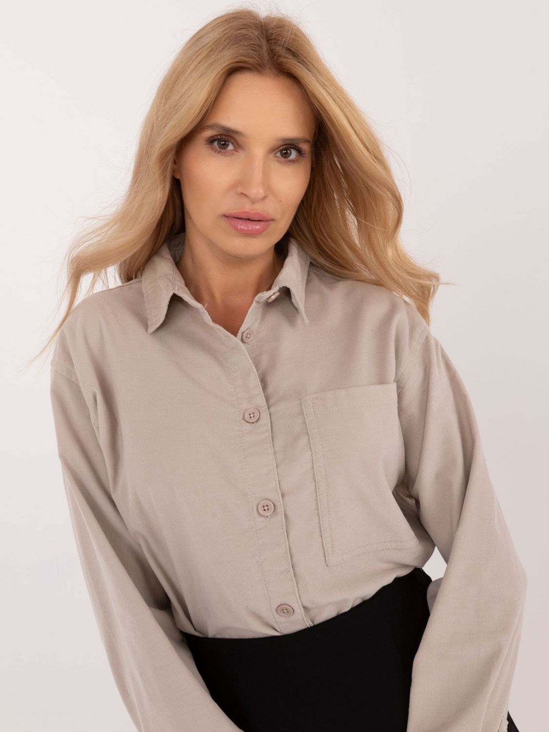 Stilvolle beige Bluse mit langen Ärmeln