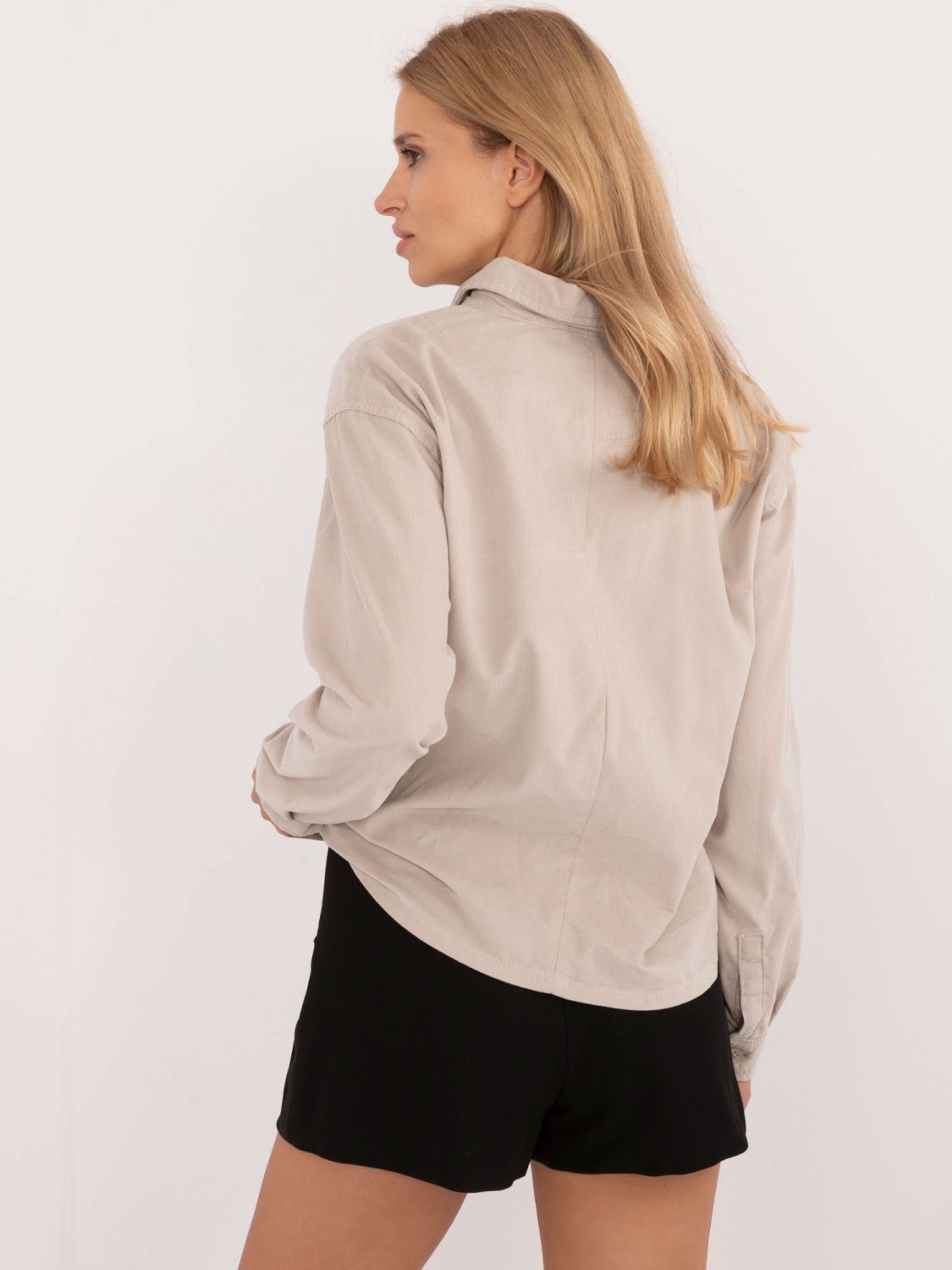 Stilvolle beige Bluse mit langen Ärmeln