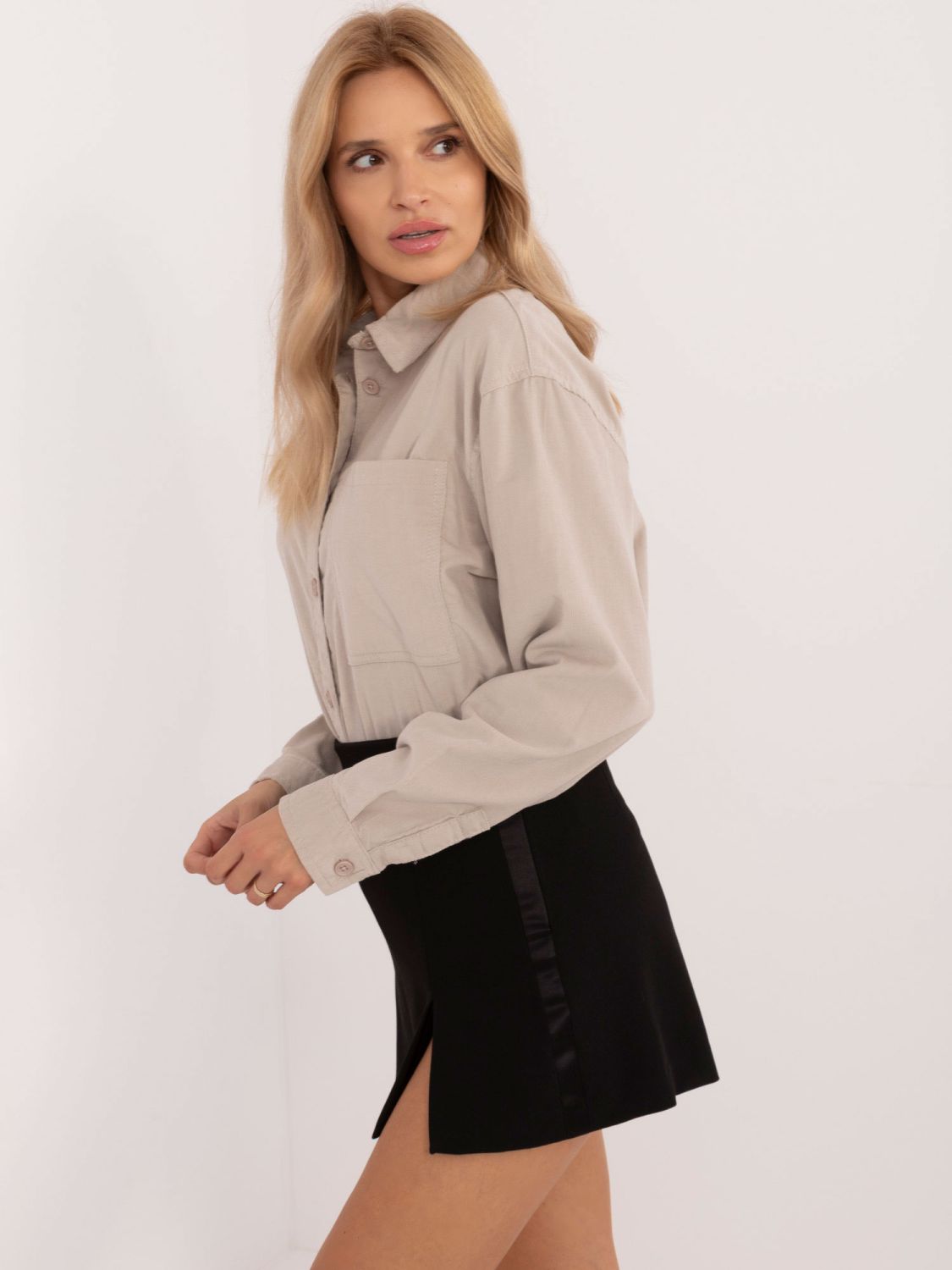 Stilvolle beige Bluse mit langen Ärmeln