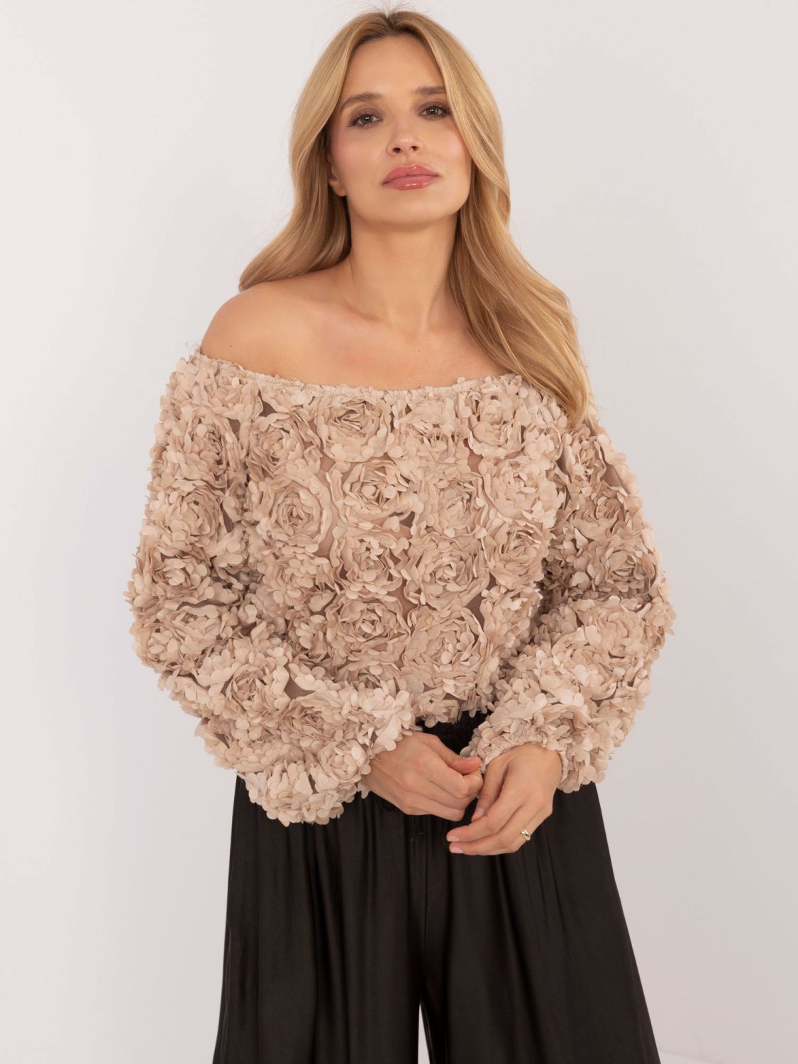 Elegante beige Bluse mit langen Ärmeln