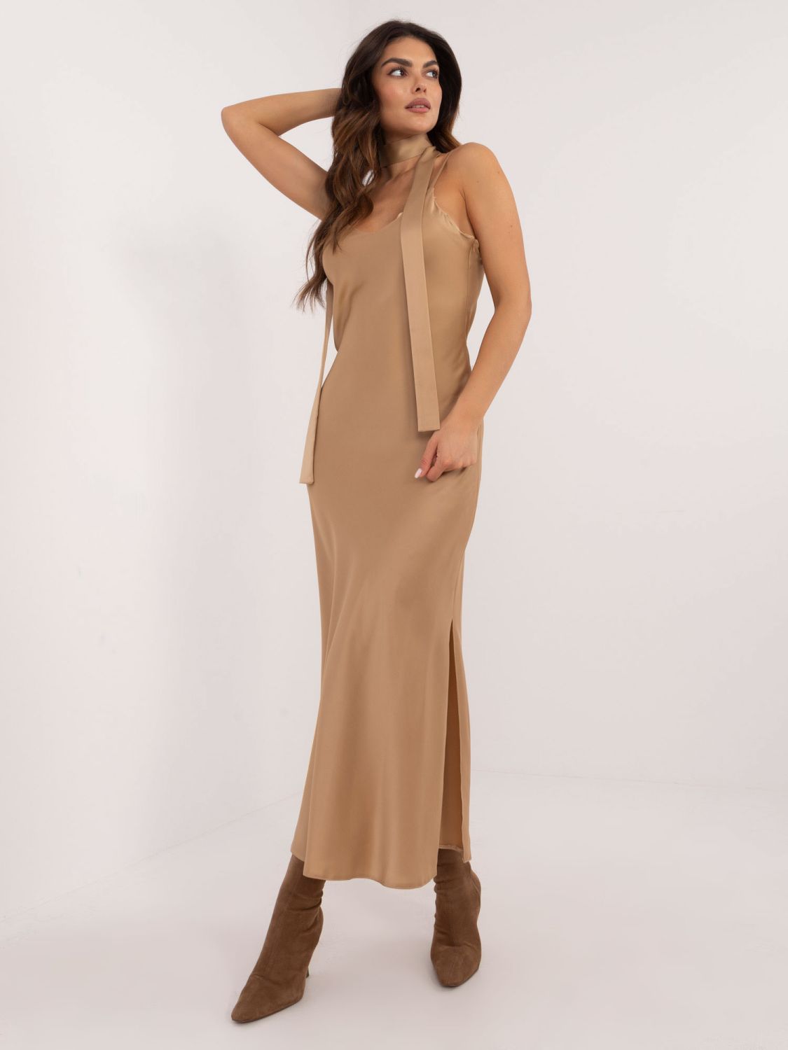 Elegantes ausgestelltes Kleid in Camel