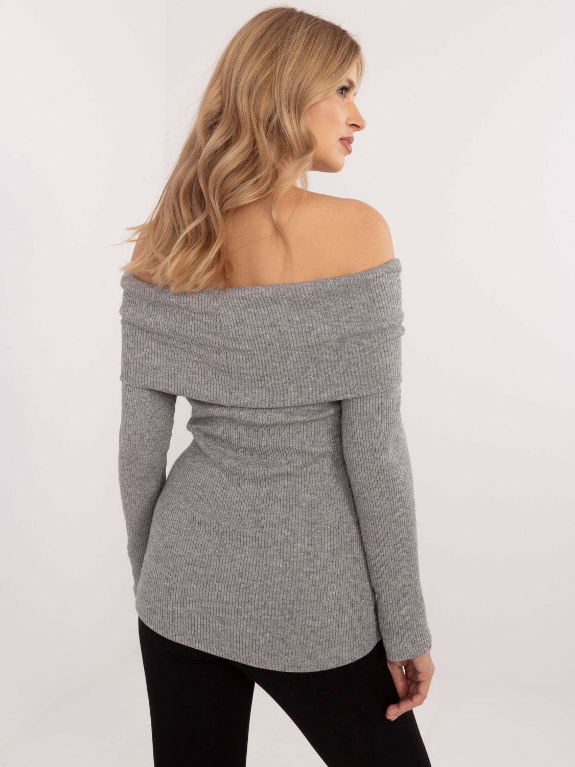 Eleganter grauer Pullover mit langen Ärmeln