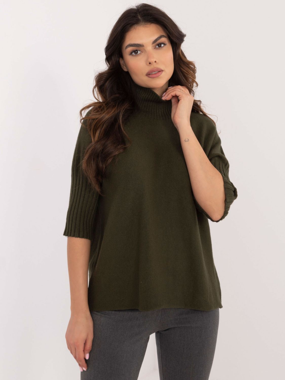 Stylischer khaki Pullover mit Rollkragen