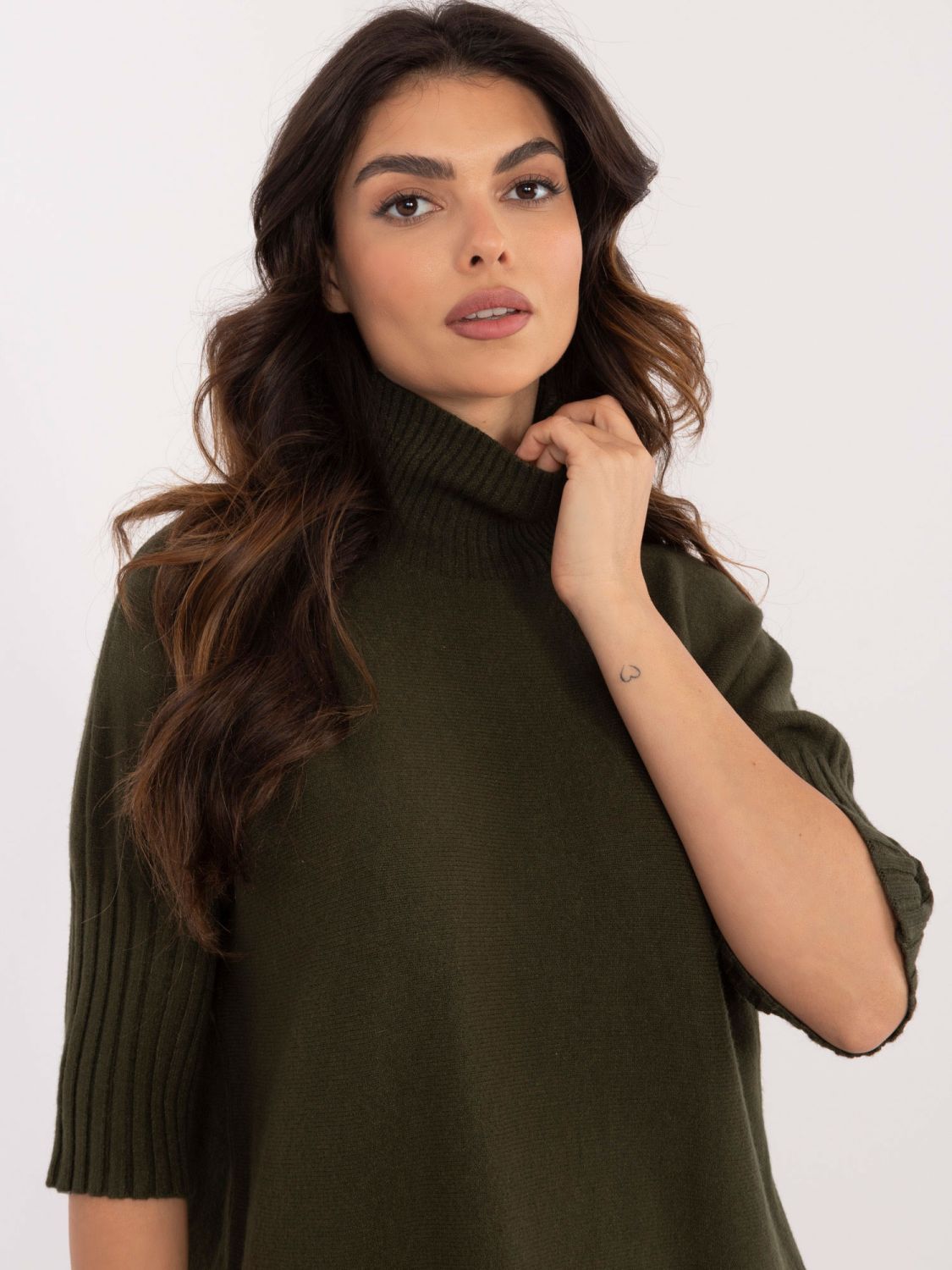 Stylischer khaki Pullover mit Rollkragen
