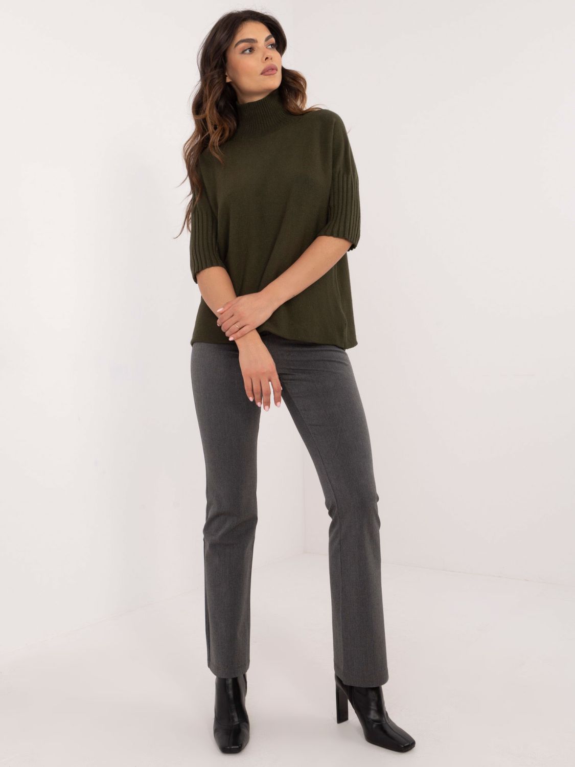 Stylischer khaki Pullover mit Rollkragen