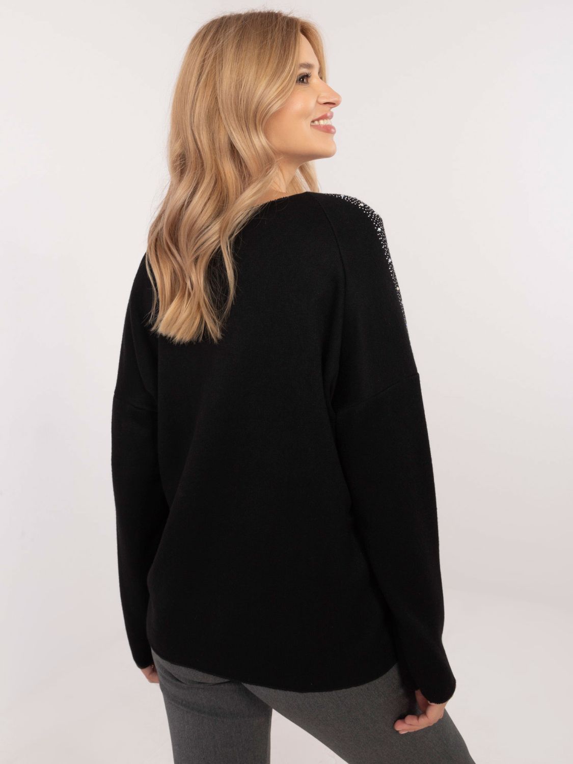 Eleganter schwarzer Pullover mit Applikation