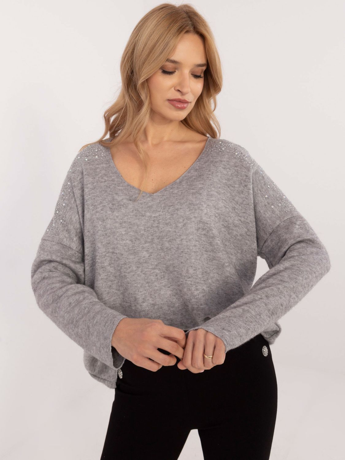 Eleganter grauer Pullover mit Applikation