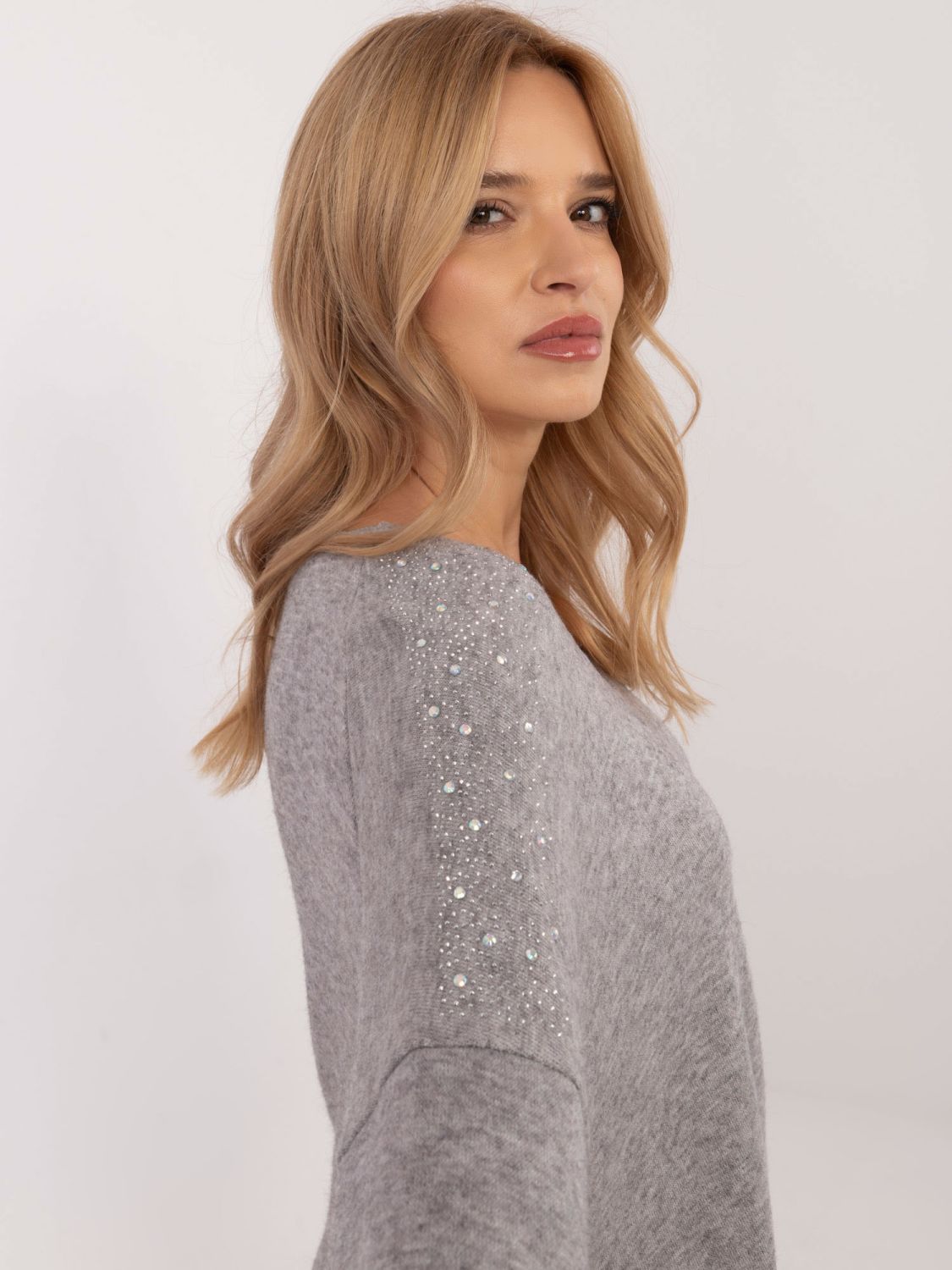 Eleganter grauer Pullover mit Applikation