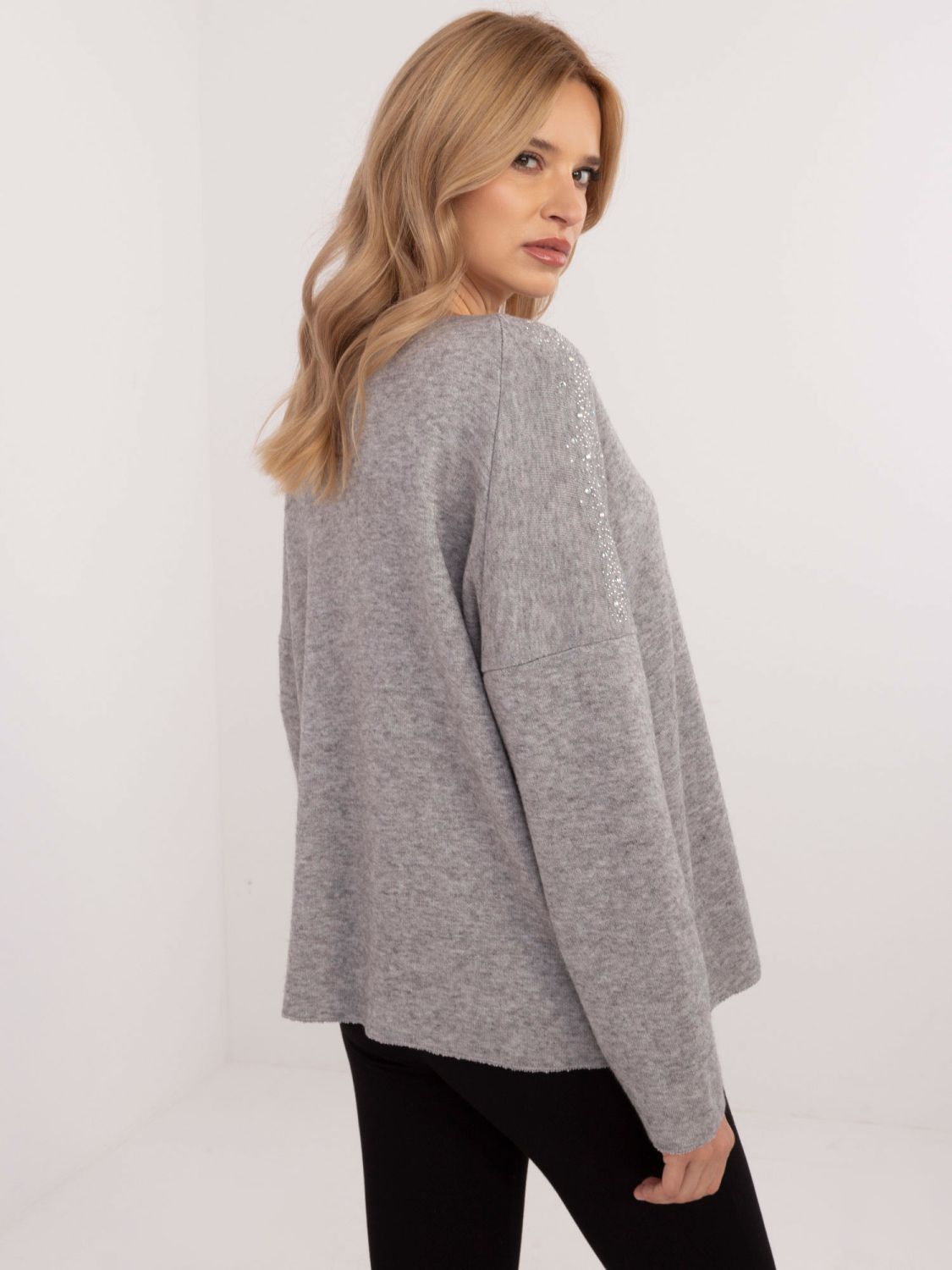 Eleganter grauer Pullover mit Applikation