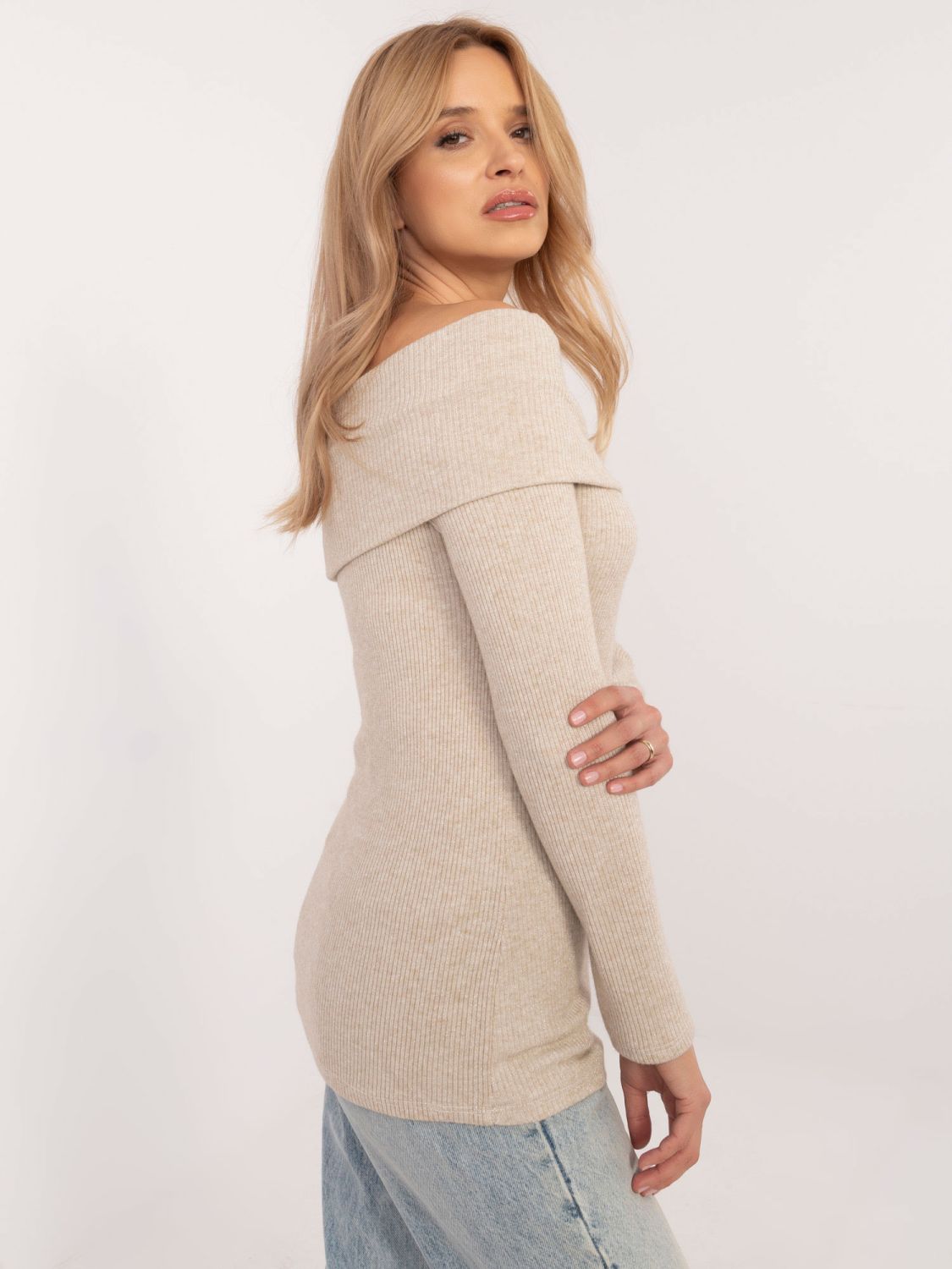 Eleganter beiger Pullover mit langen Ärmeln