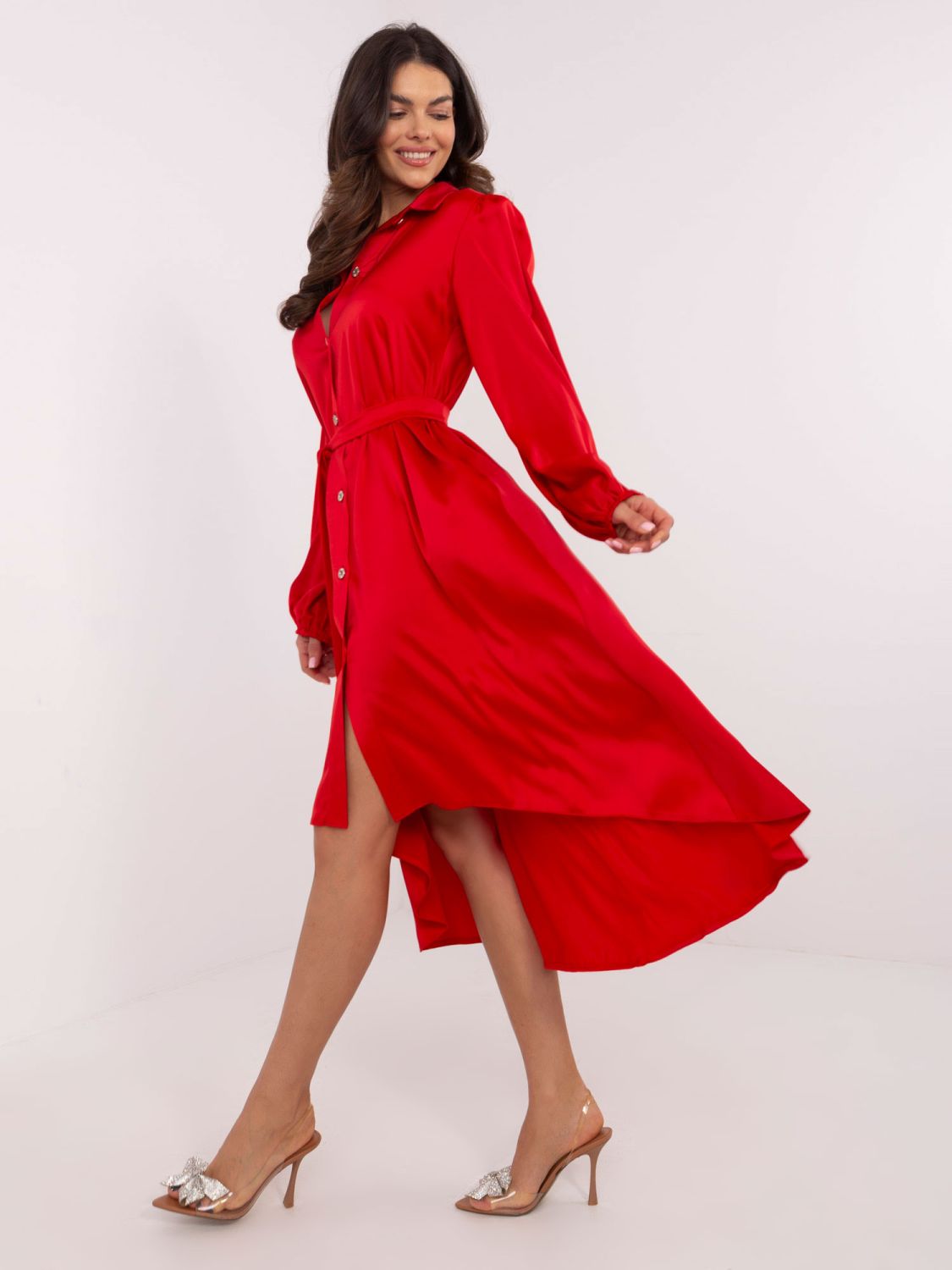 Asymmetrisches rotes Kleid mit langen Ärmeln