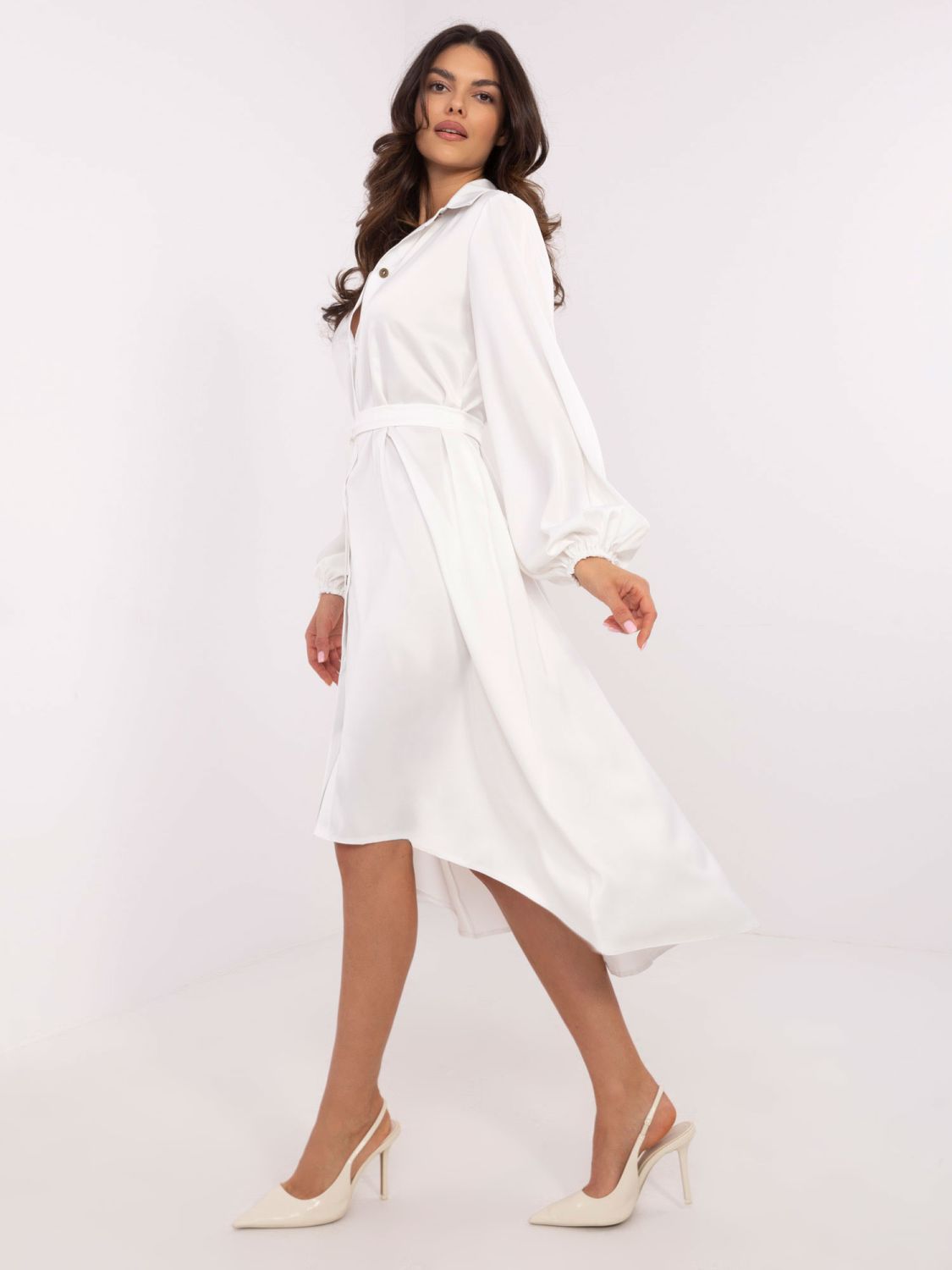 Asymmetrisches weißes Kleid mit langen Ärmeln