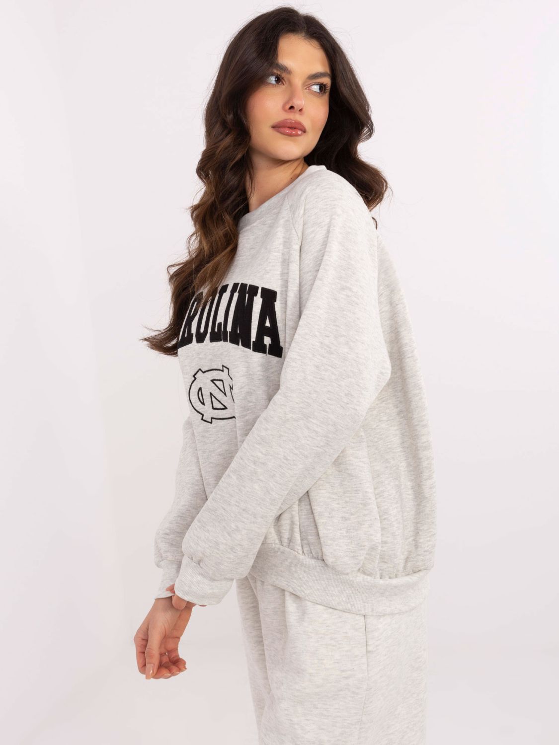 Grauer Pullover mit Applikationen und Stickerei
