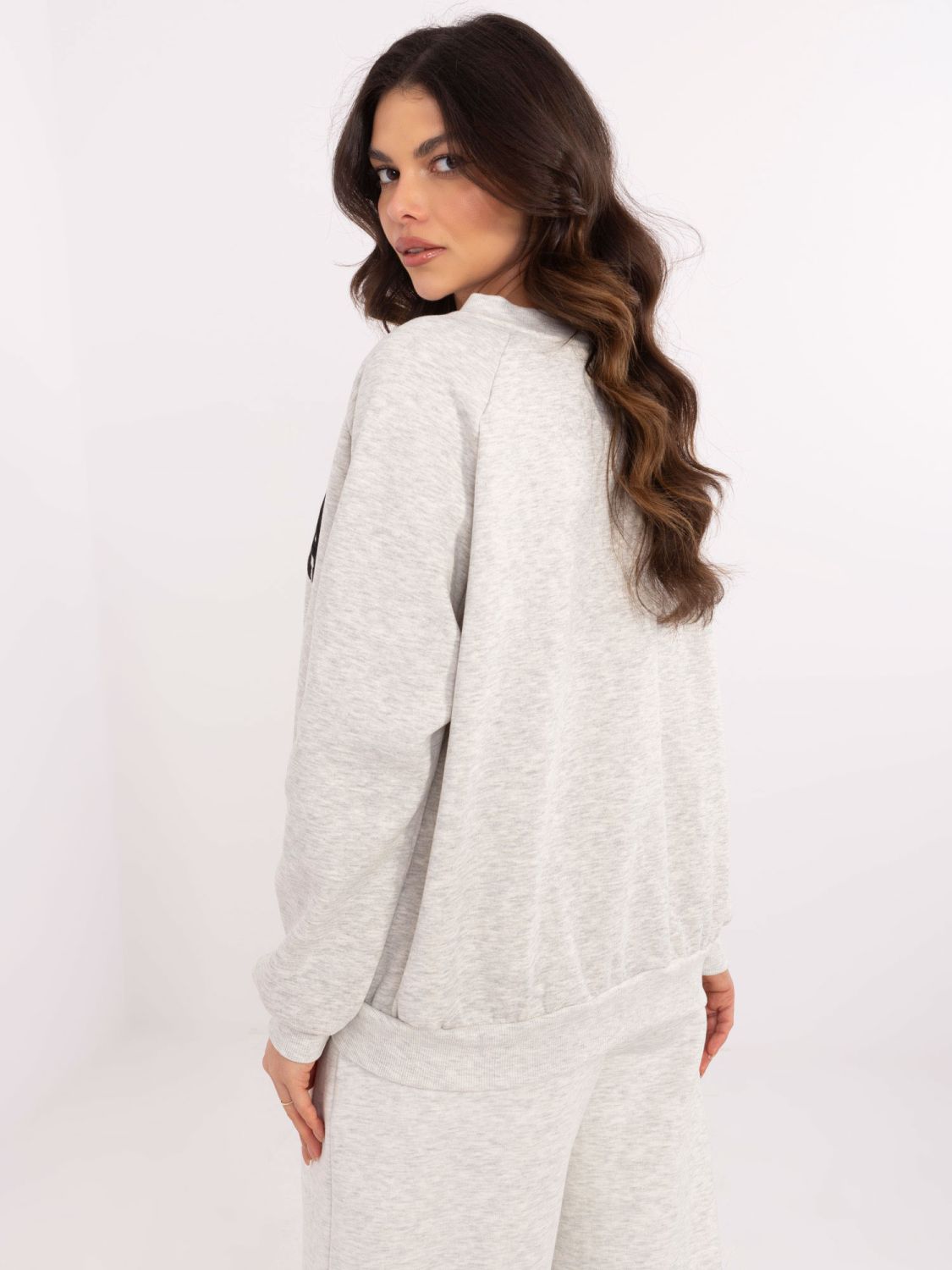 Grauer Pullover mit Applikationen und Stickerei