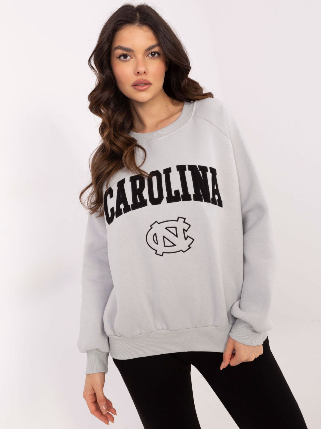 Grauer Pullover mit Applikationen und Stickerei
